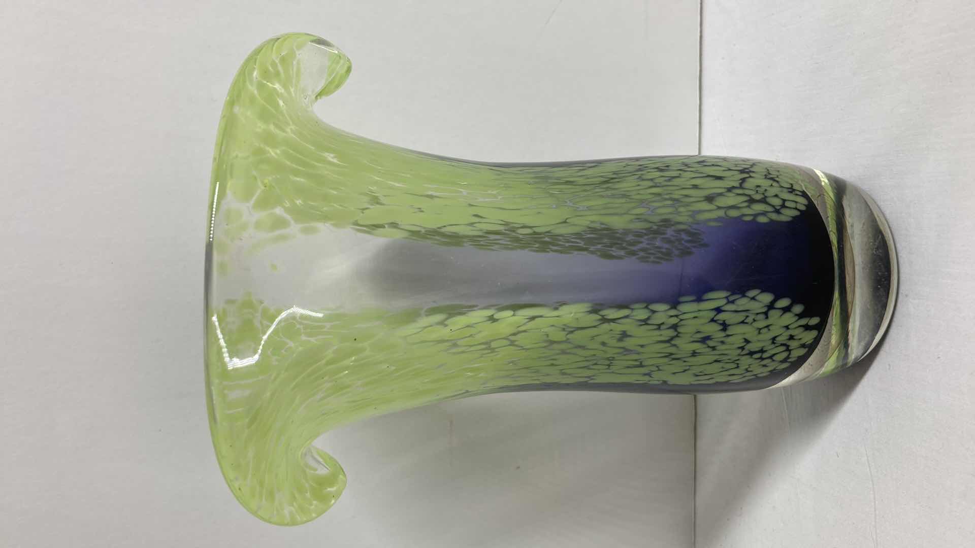 Photo 1 of TELEFLORA GLASS VASE 5.25” X 4” H7.5”