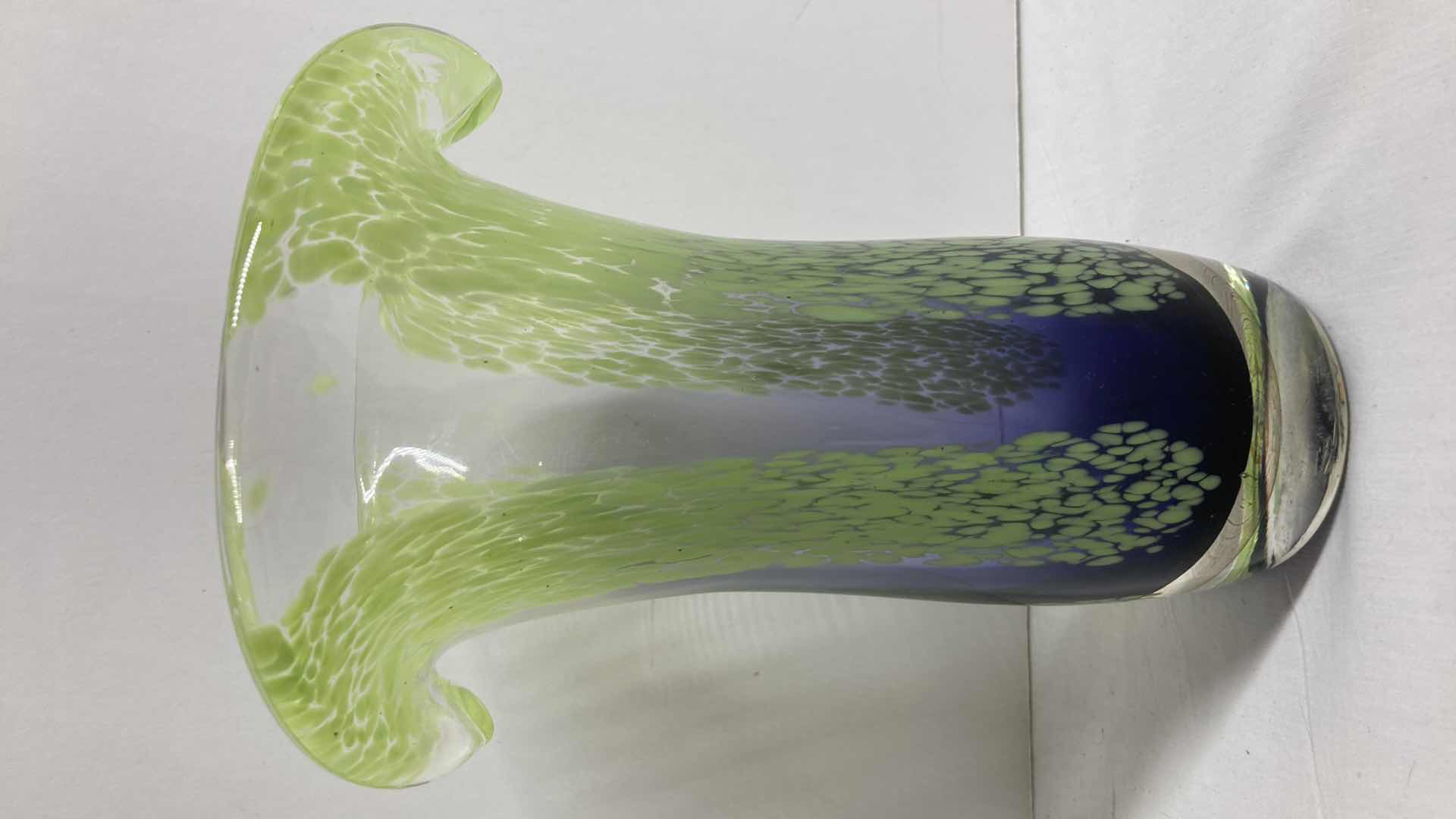 Photo 1 of TELEFLORA GLASS VASE 5.25” X 4” H7.5”