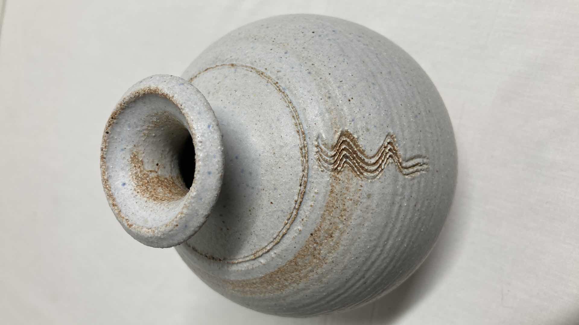 Photo 1 of SOUTHWESTERN STYLE EARTH TONE VASE BY PALME 4.25” X 6”