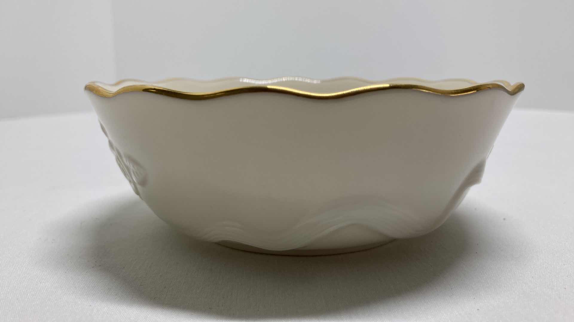 Photo 2 of LENOX ROSEBUD 24KT GOLD TRIM PORCELAIN BOWL 5.5” X 2”