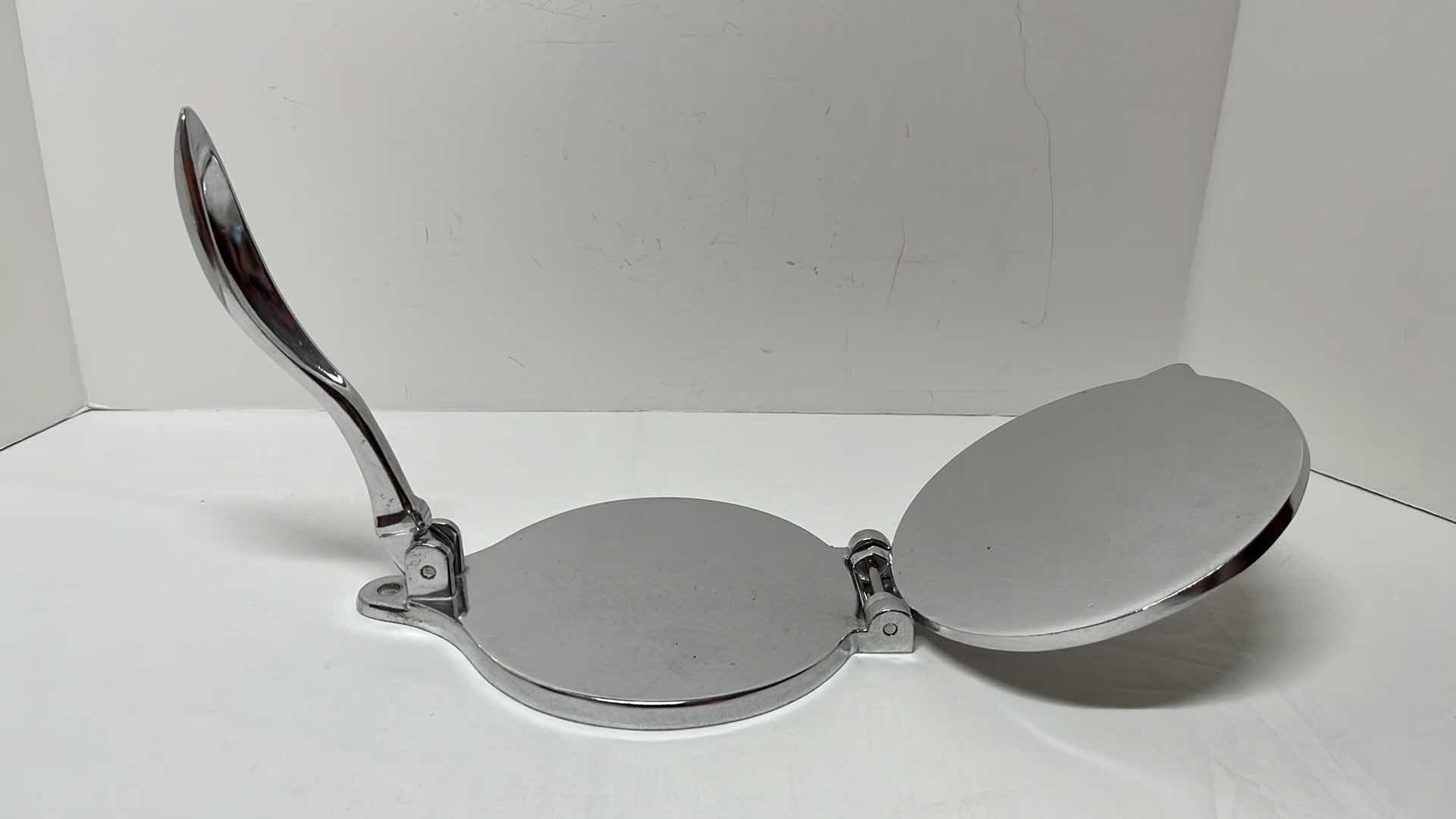 Photo 4 of NORPRO DELUXE 6” TORTILLA PRESS