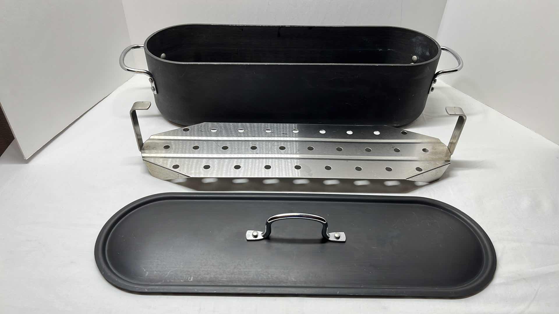 Photo 1 of CALPHALON 20” PROFESSIONAL HARD-ANODIZED FISH POACHER W LID (G1420HCB)