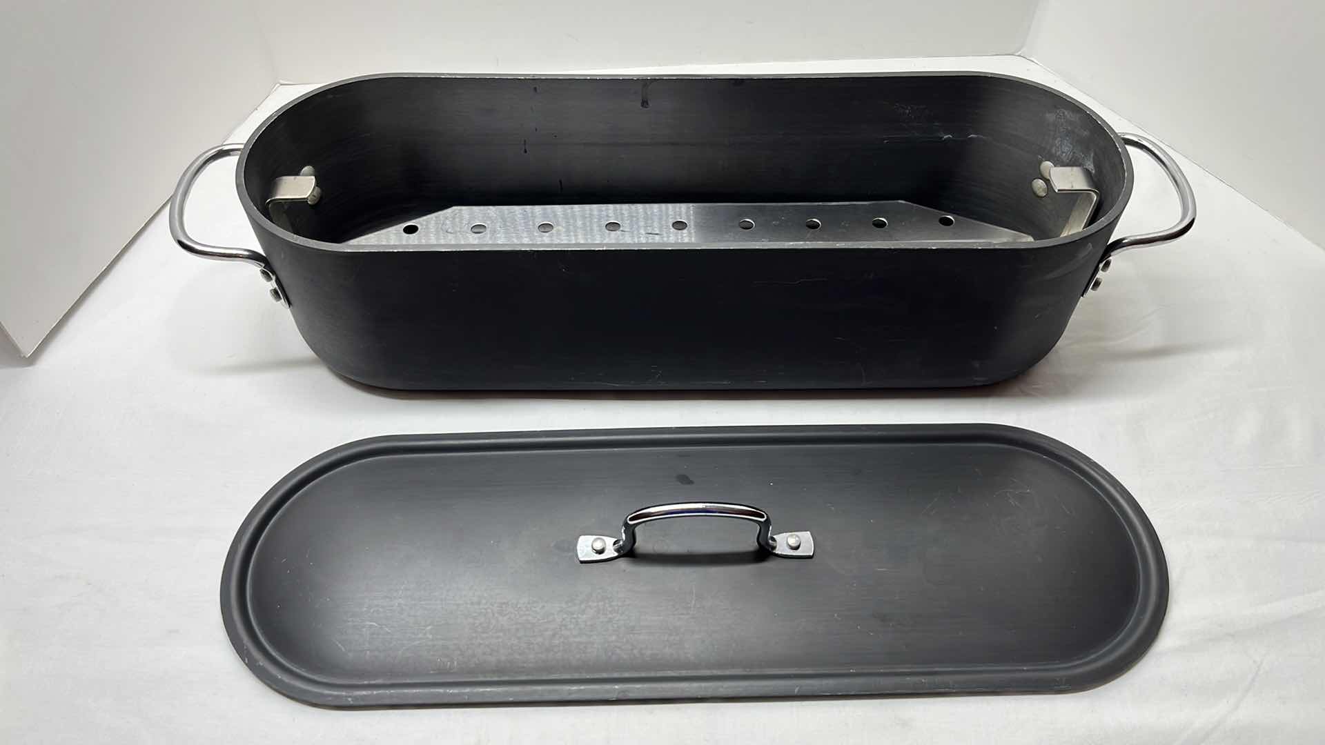Photo 1 of CALPHALON 20” PROFESSIONAL HARD-ANODIZED FISH POACHER W LID (G1420HCB)