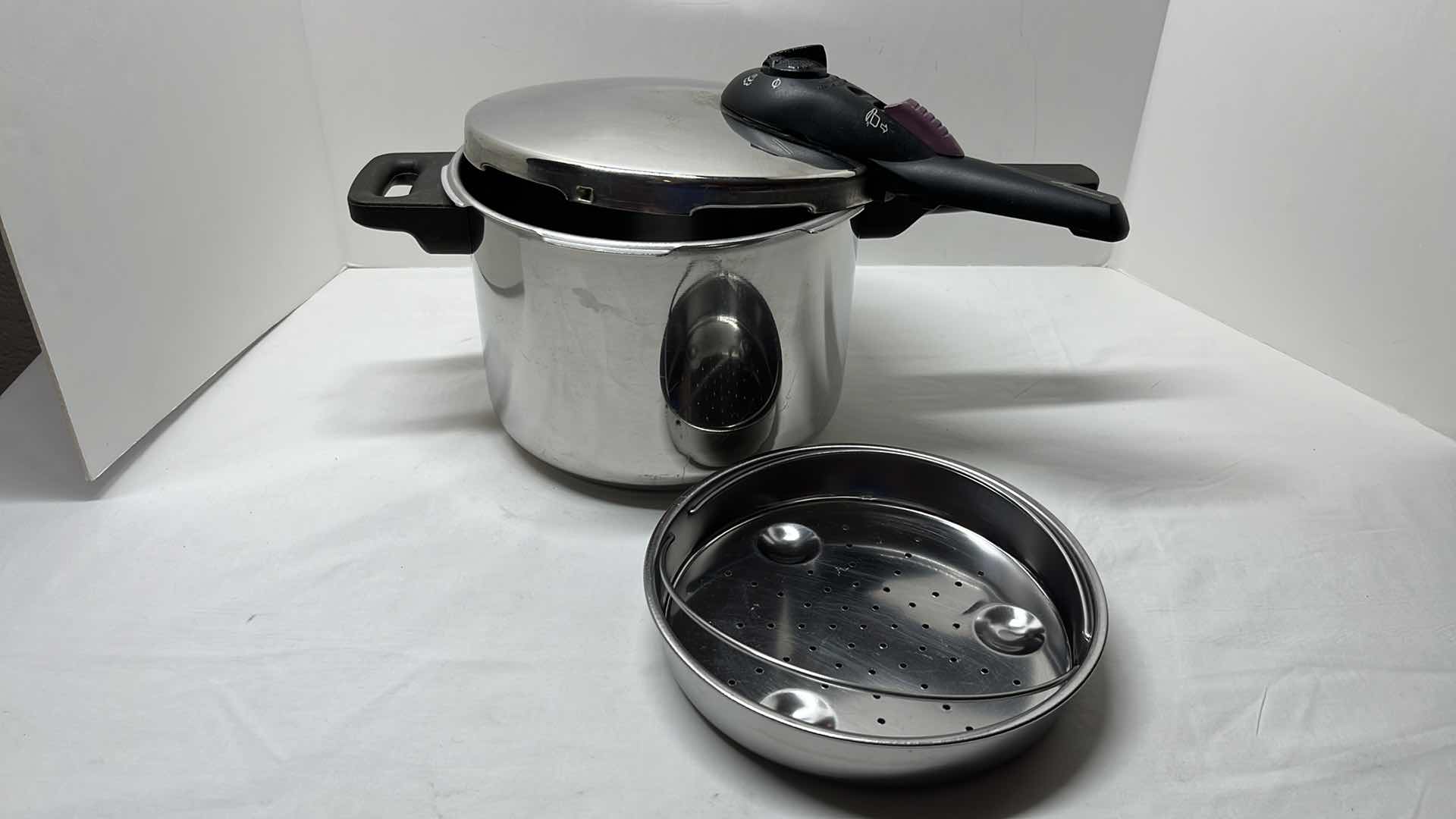 Photo 4 of FAGOR 10 QT SPLENDID STAINLESS STEEL PRESSURE COOKER