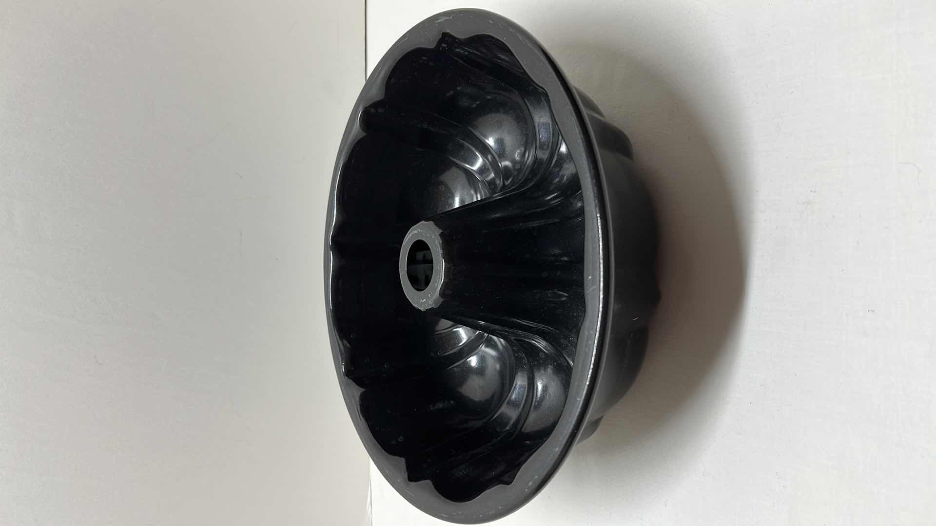 Photo 2 of 9.5” BUNDT PAN, 3.5” DOUGH CUTTERS (4) & 4.5” MINI SUN SHAPED BAKING PANS (2)