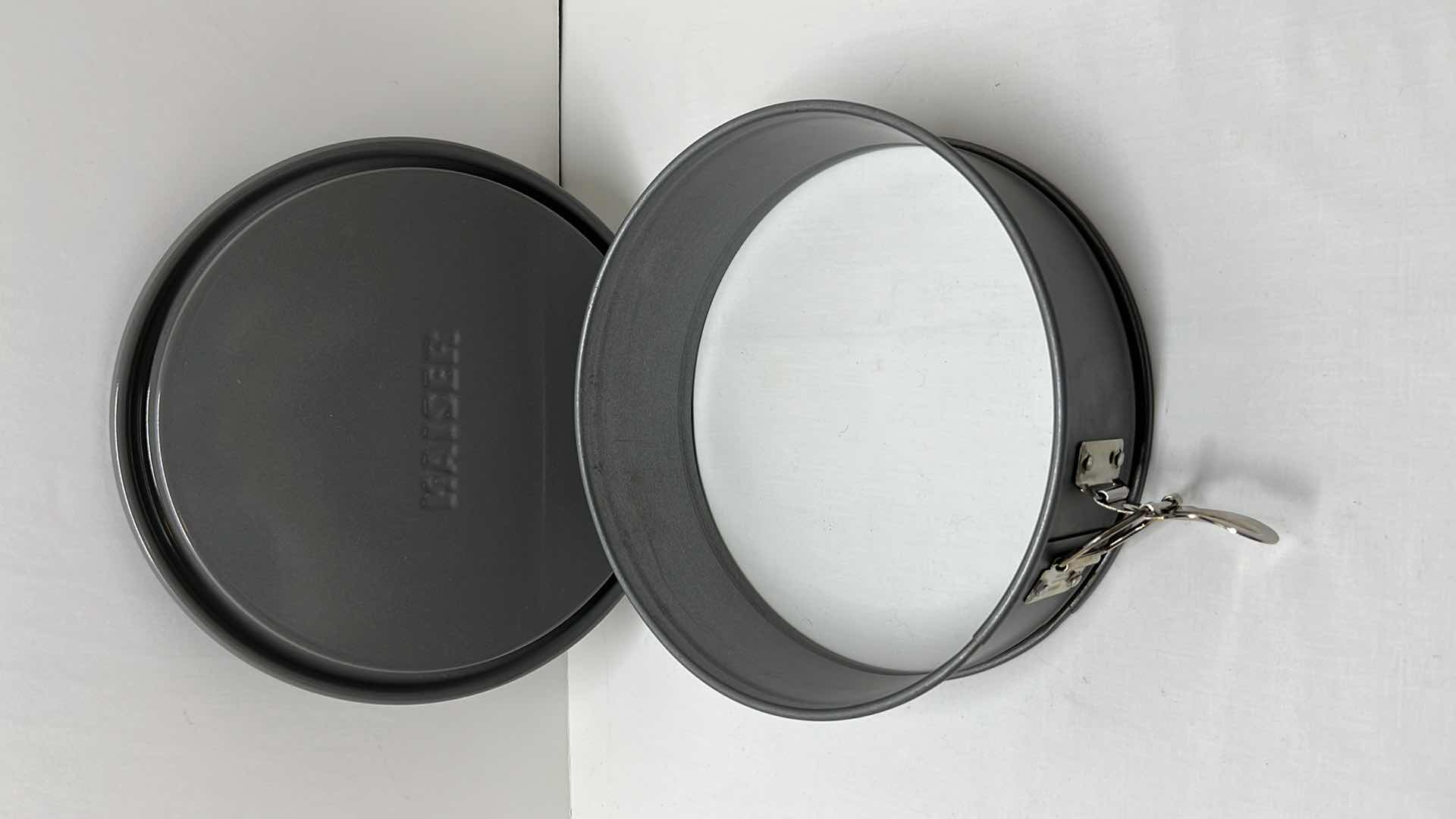 Photo 1 of 9” NONSTICK SPRINGFORM ROUND BAKING PANS (2)