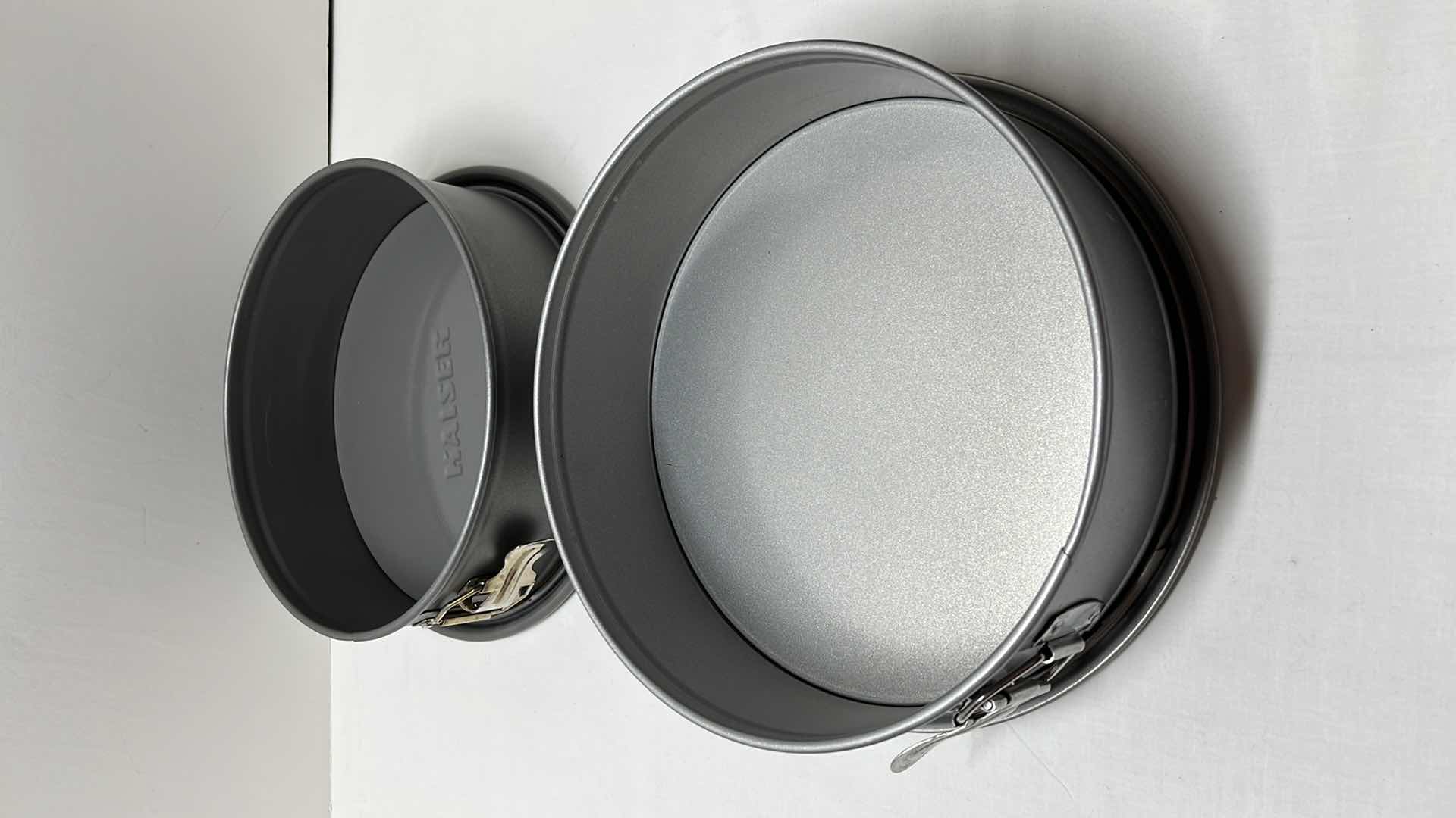 Photo 1 of 9” NONSTICK SPRINGFORM ROUND BAKING PANS (2)