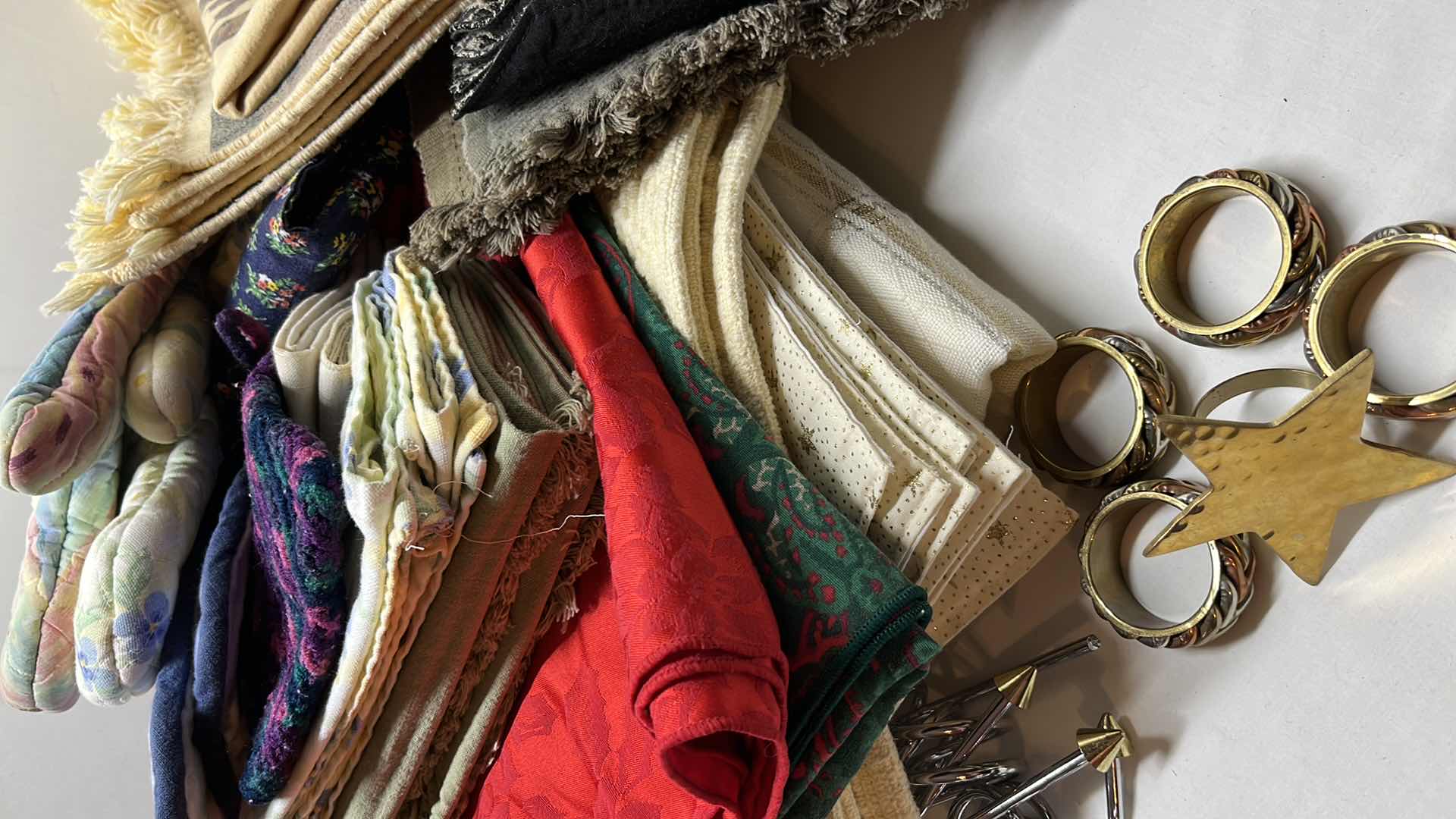 Photo 6 of OVEN MITTS/PADS, PLACEMATS, NAPKINS/RINGS, DISH TOWELS AND OTHER VARIOUS ITEMS