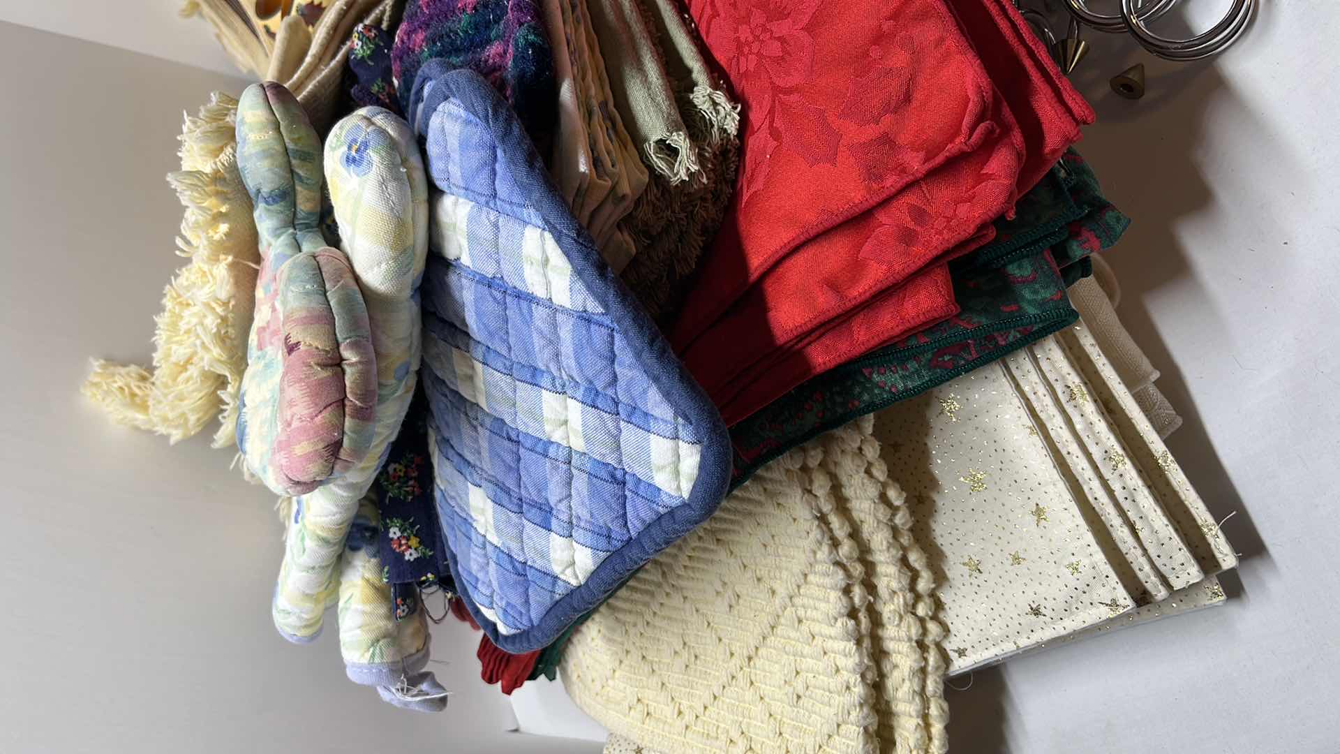 Photo 3 of OVEN MITTS/PADS, PLACEMATS, NAPKINS/RINGS, DISH TOWELS AND OTHER VARIOUS ITEMS