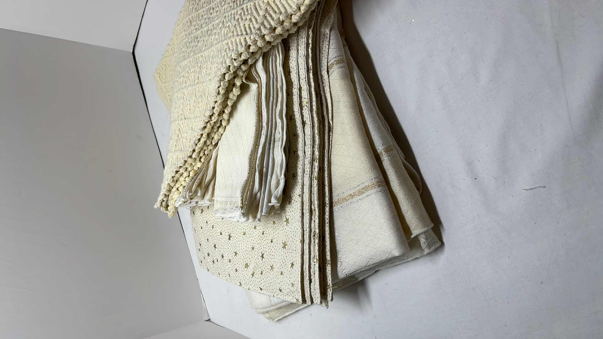 Photo 7 of OVEN MITTS/PADS, PLACEMATS, NAPKINS/RINGS, DISH TOWELS AND OTHER VARIOUS ITEMS