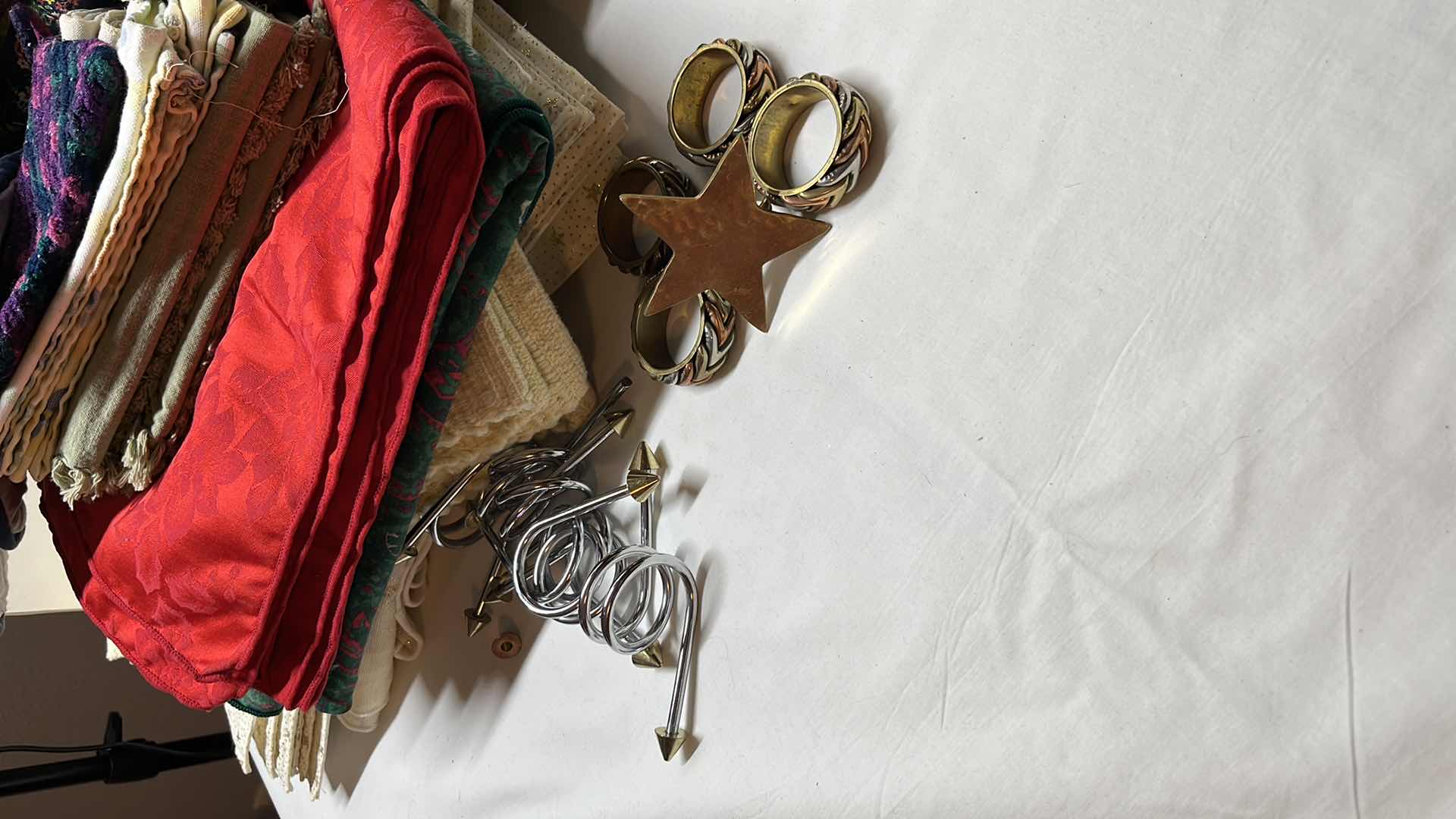 Photo 1 of OVEN MITTS/PADS, PLACEMATS, NAPKINS/RINGS, DISH TOWELS AND OTHER VARIOUS ITEMS