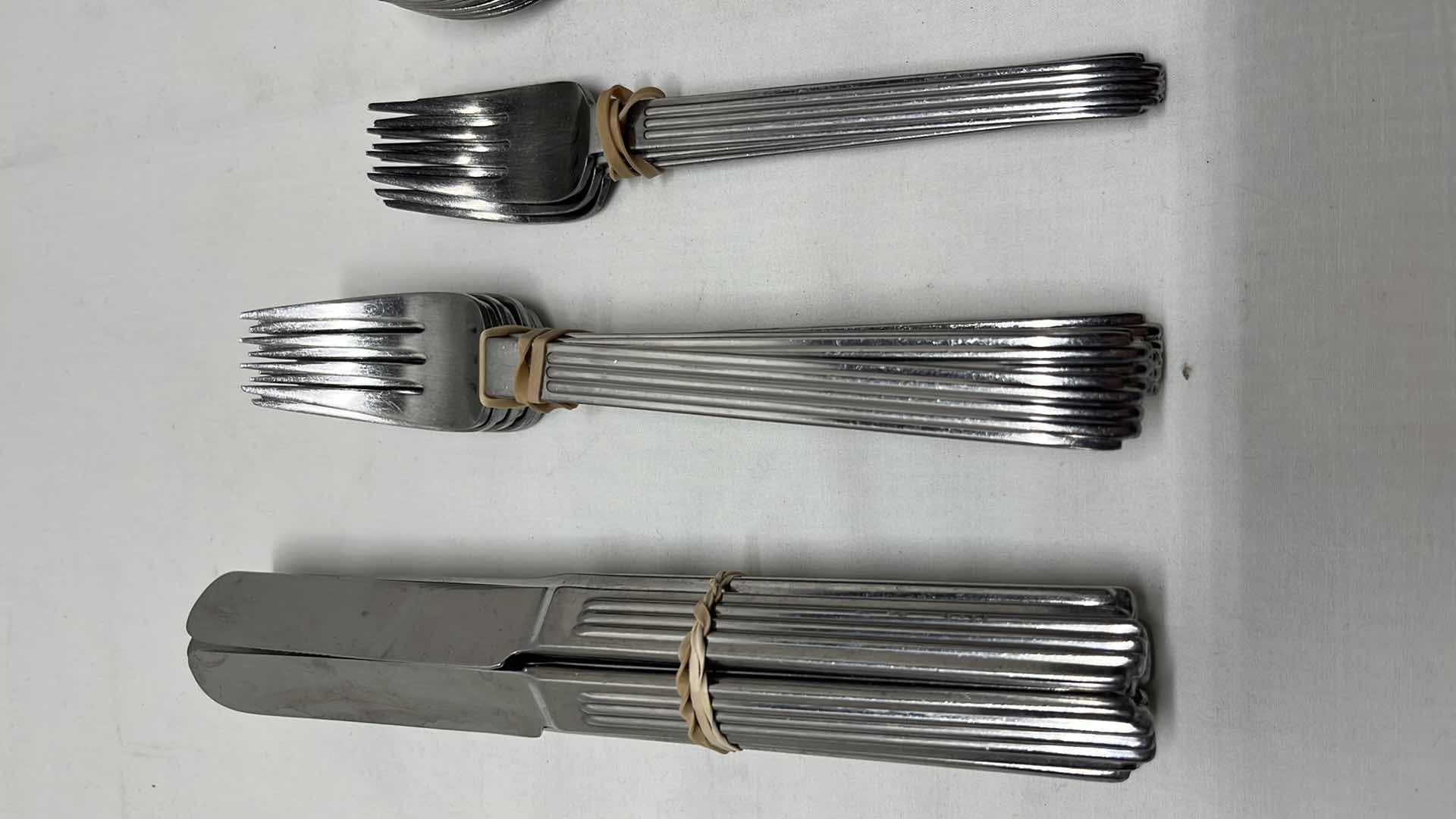 Photo 2 of 33 PCS KITCHEN FLATWARE