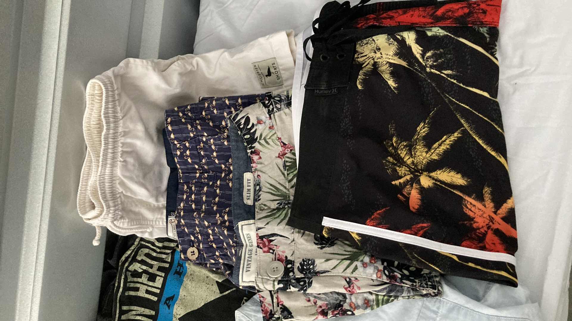 Photo 5 of MENS CLOTHING PANTS/SHORTS 32 SHIRTS MED