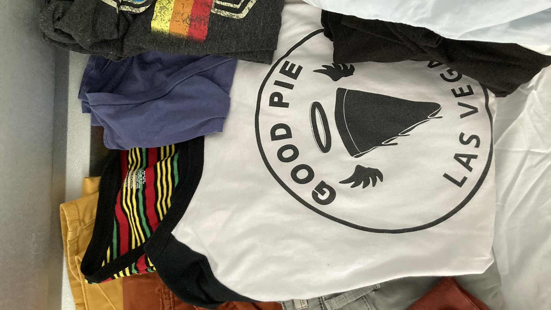 Photo 3 of MENS CLOTHING PANTS/SHORTS 32 SHIRTS MED