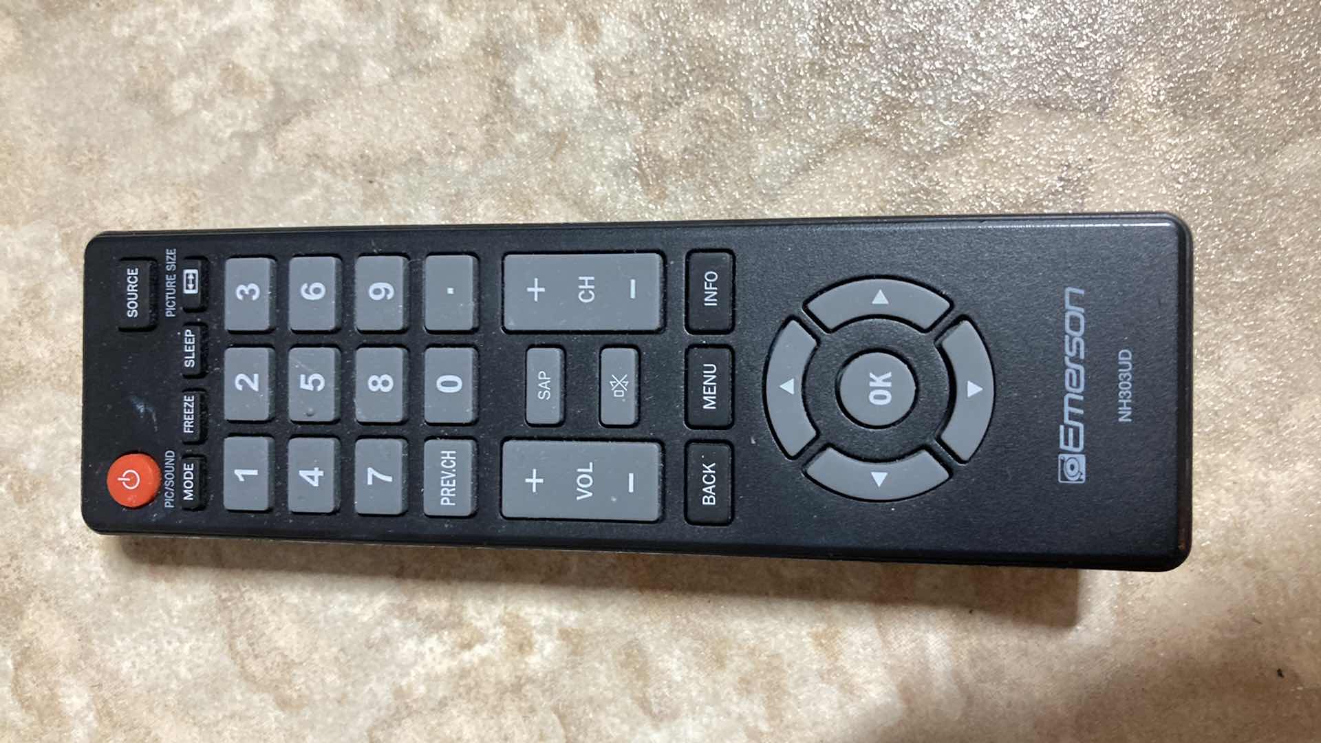 Photo 1 of EMERSON LED TV MODEL LF320EM4 W REMOTE