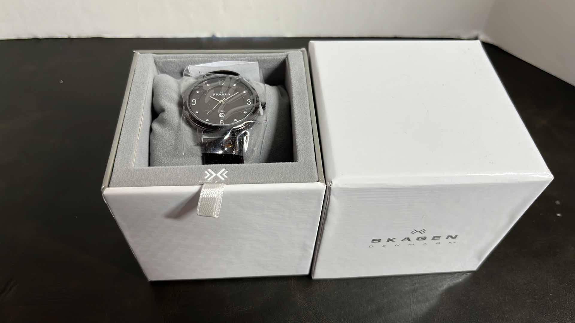 Photo 1 of NEW WOMENS SKAGEN STEEL WATCH W STAINLESS STEEL CASE & GENUINE LEATHER STRAP, PURPLE MOTHER OF PEARL INLAY W SWAROVSKI CRYSTALS, INCLUDES ORIGINAL BOX MODEL 574SDLD8A