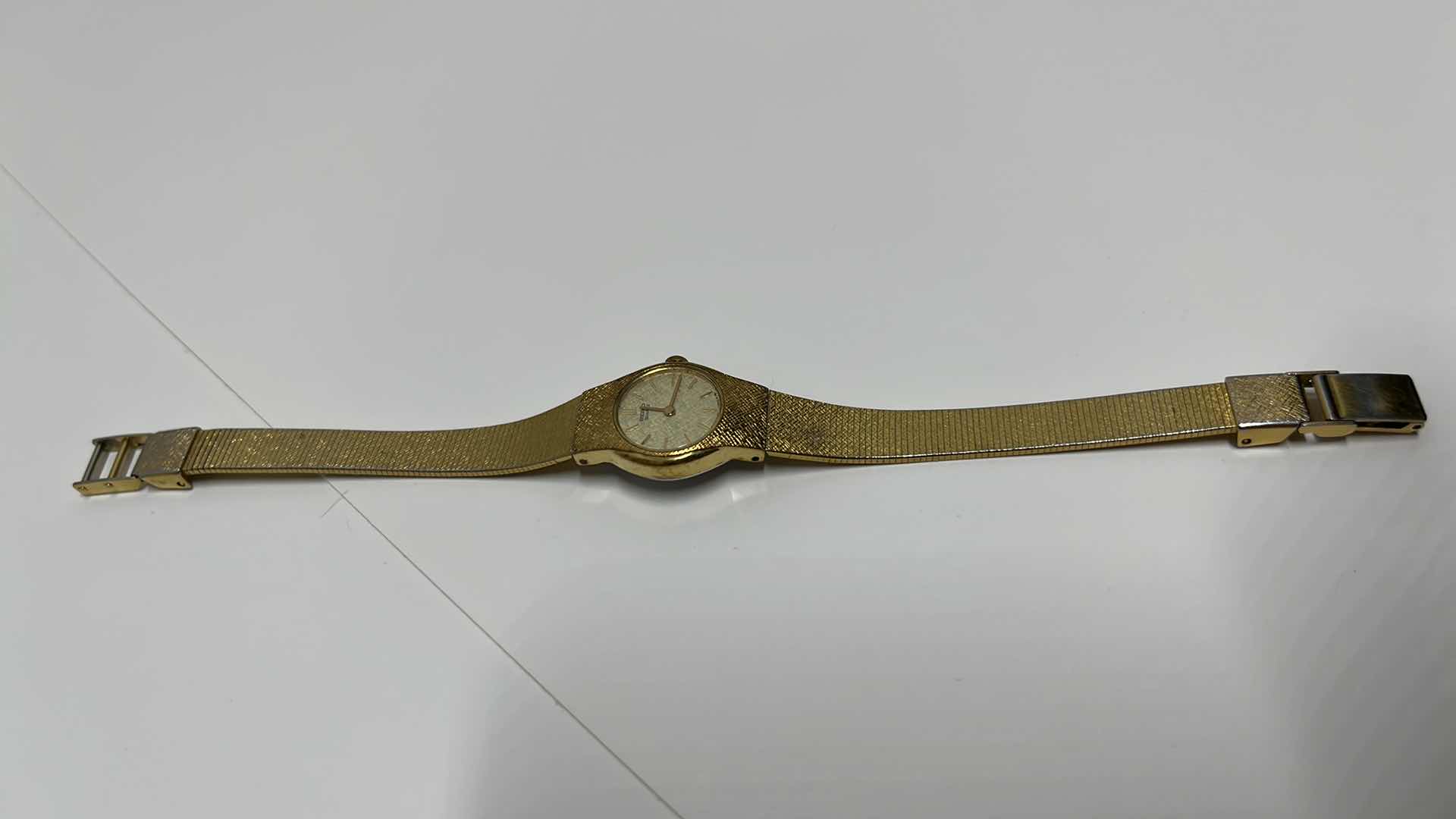 Photo 1 of VINTAGE WOMENS SEIKO QUARTZ GOLD TONE WRIST WATCH, BASE METAL & STAINLESS STEEL BACK #2C20-0149, Z5083
