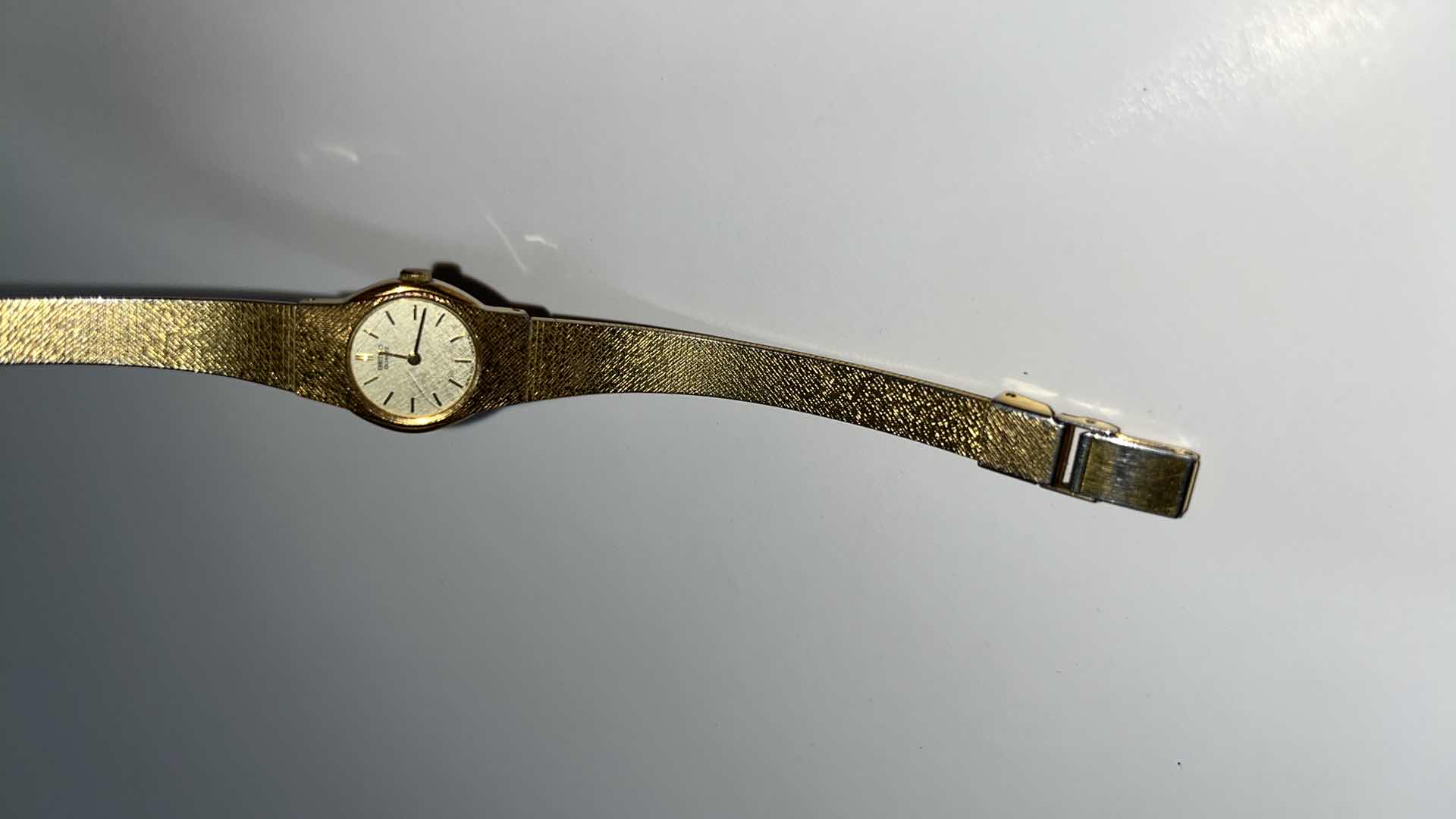 Photo 1 of VINTAGE WOMENS SEIKO QUARTZ GOLD TONE WRIST WATCH, BASE METAL & STAINLESS STEEL BACK #2C20-0149, Z5083