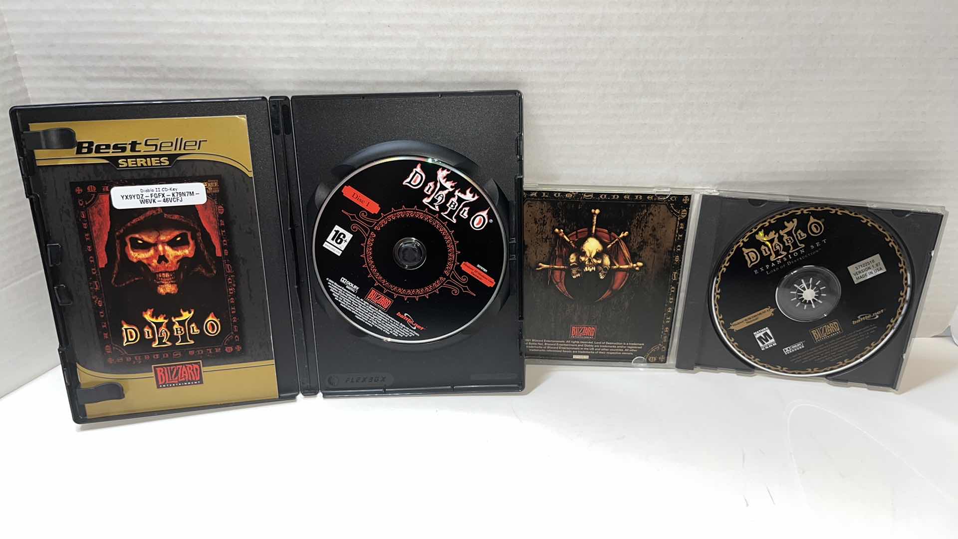 Photo 1 of DIABLO II FOR PC/MAC CD-ROM & DIABLO II EXPANSION SET LORD OF DESTRUCTION (2)
