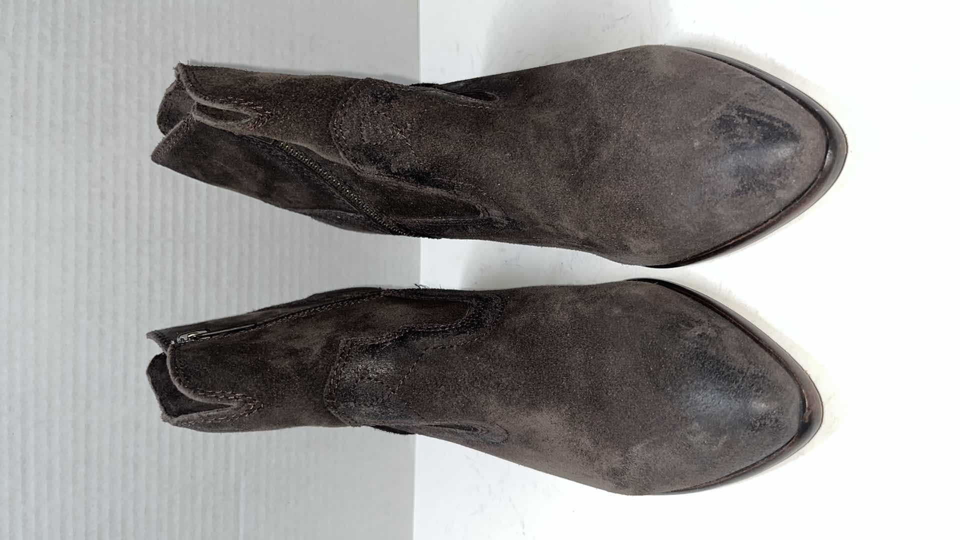 Photo 1 of FRYE RENEE SHORT SEAM ANKLE BOOT (WOMENS SIZE 9)