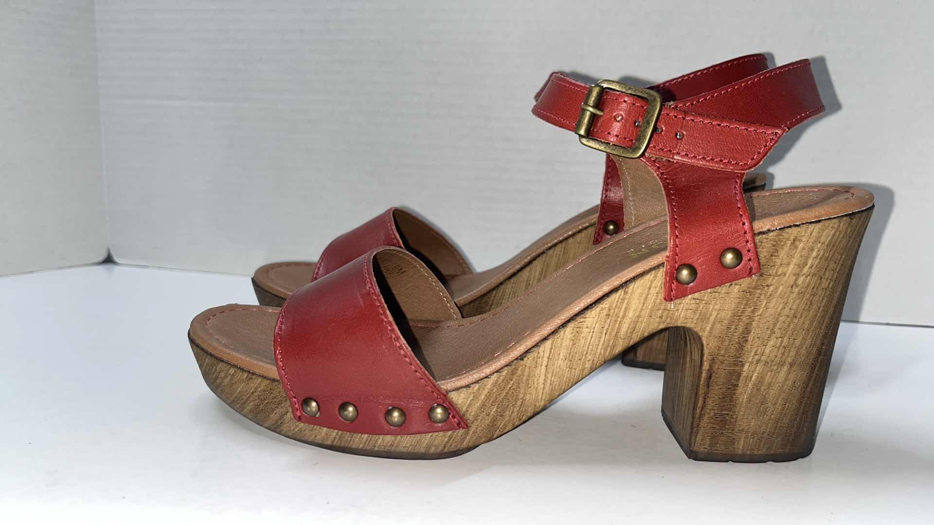 Photo 1 of KENNETH COLE REACTION LOG SET HEELED SANDAL, (WOMENS SIZE 9)