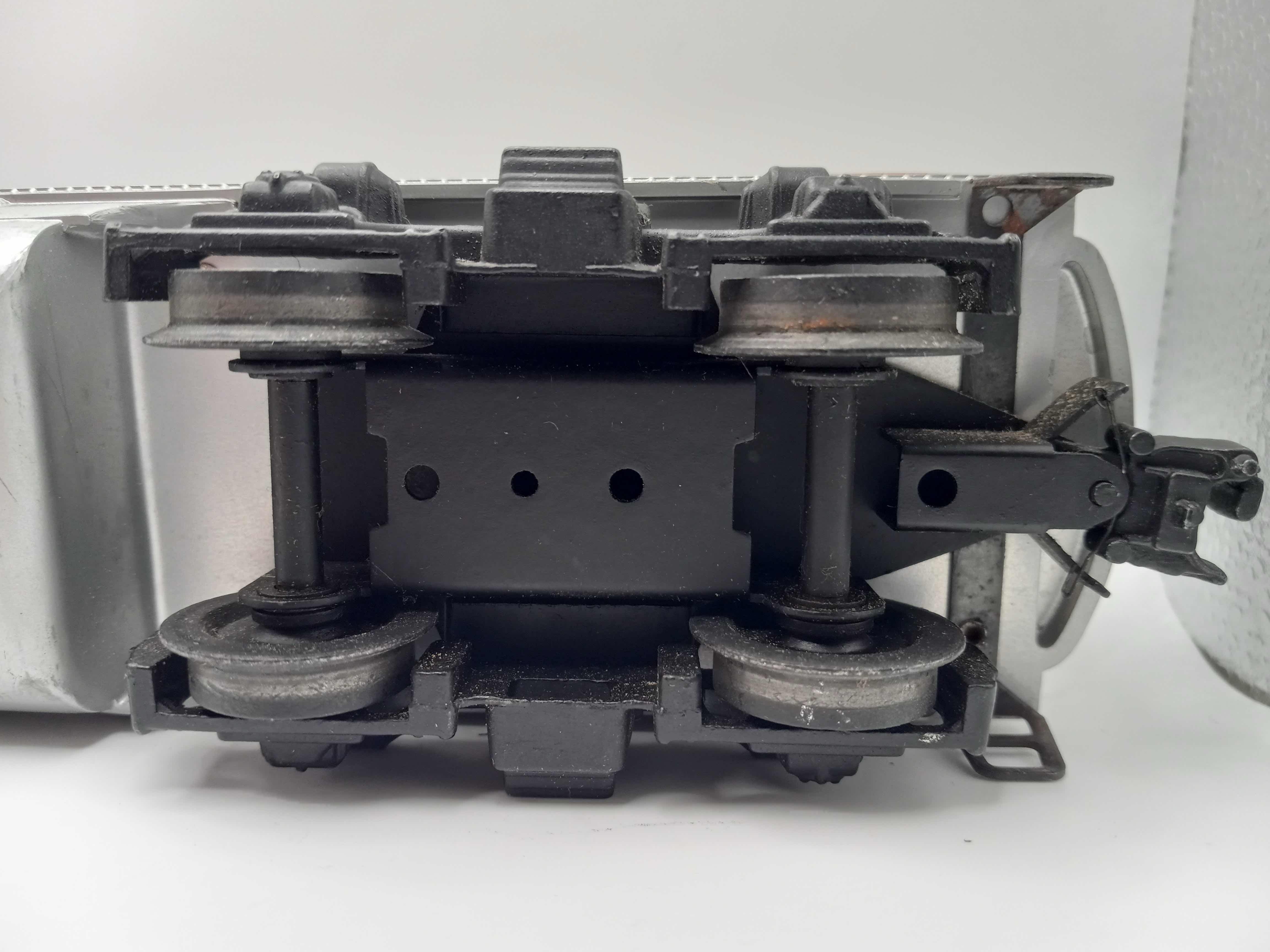 Photo 1 of LIONEL TRAINS SANTA FE F3 DIESEL ENGINE 2243C