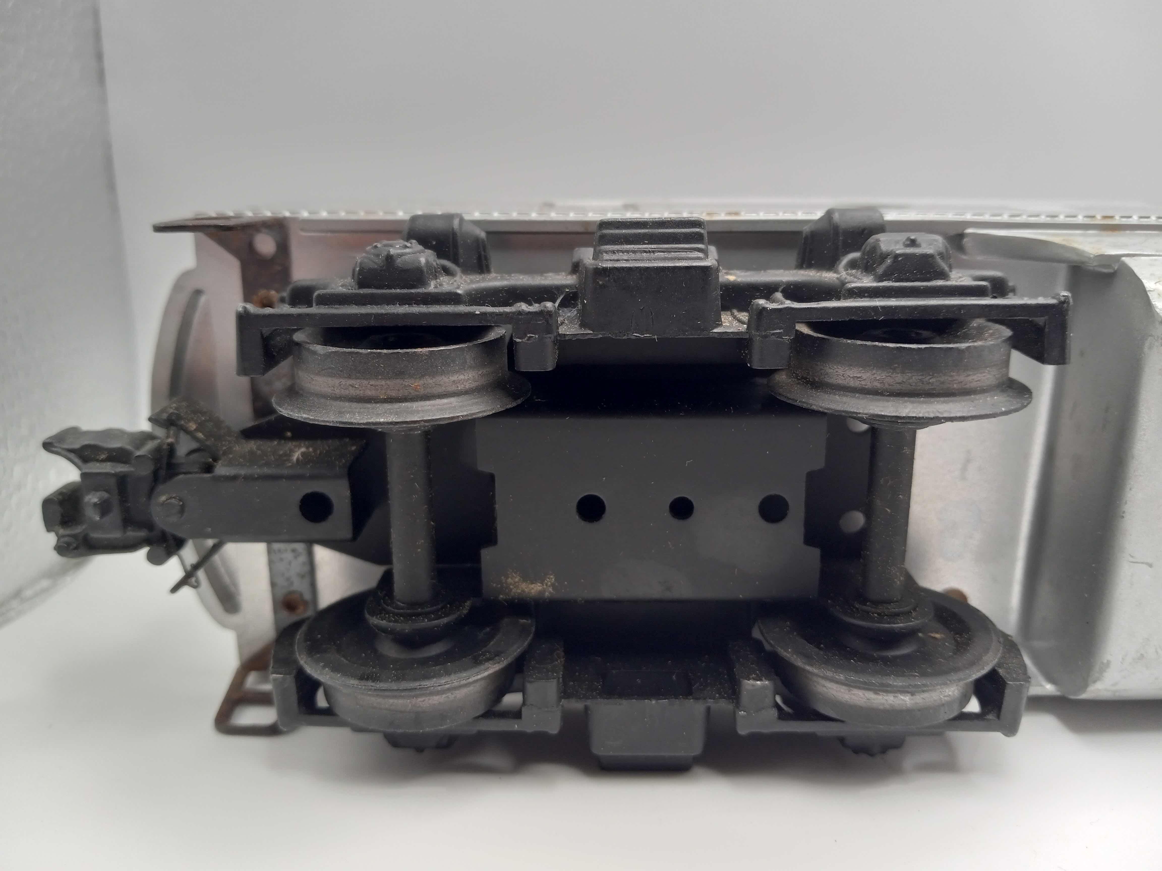 Photo 1 of LIONEL TRAINS SANTA FE F3 DIESEL ENGINE 2243C