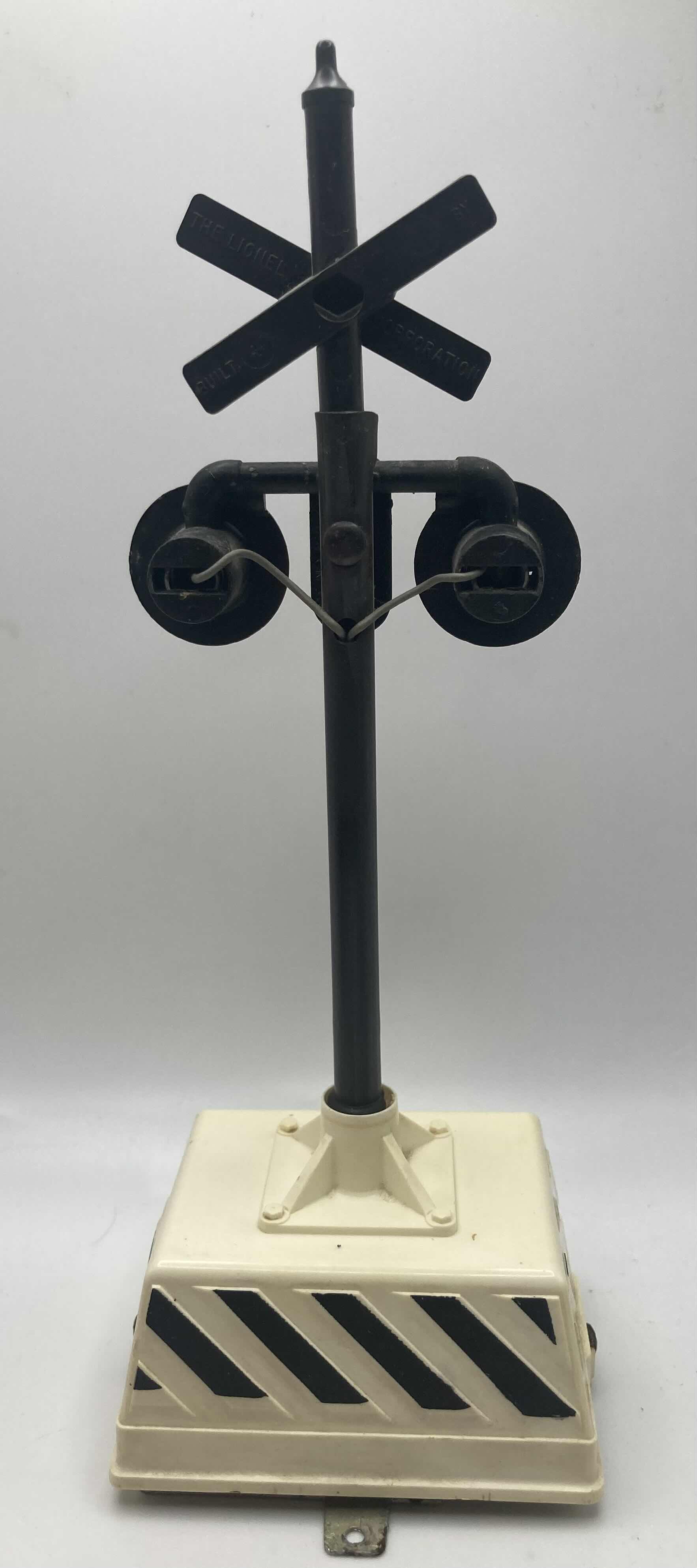 Photo 1 of LIONEL TRAINS RINGING HIGHWAY SIGNAL 155 W ORIGINAL BOX & INSTRUCTIONS