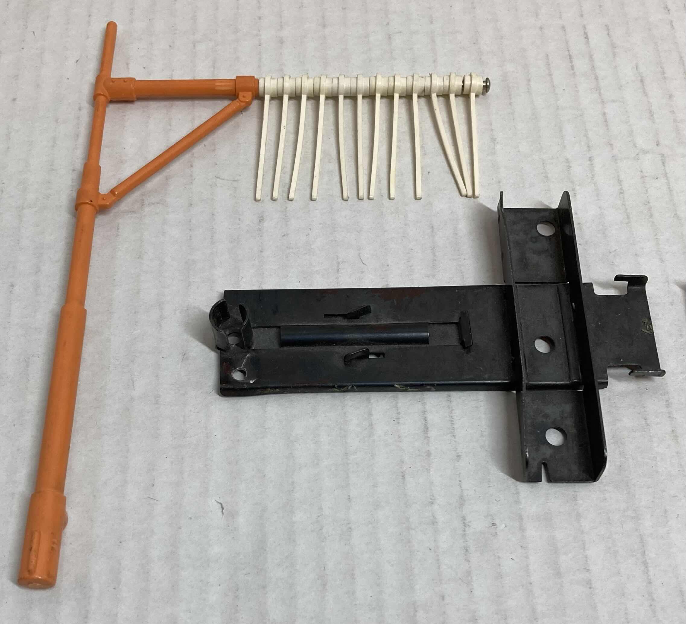 Photo 1 of LIONEL TRAINS 3434-100 LOW BRIGE SIGNEL SET O & O27 GUAGE