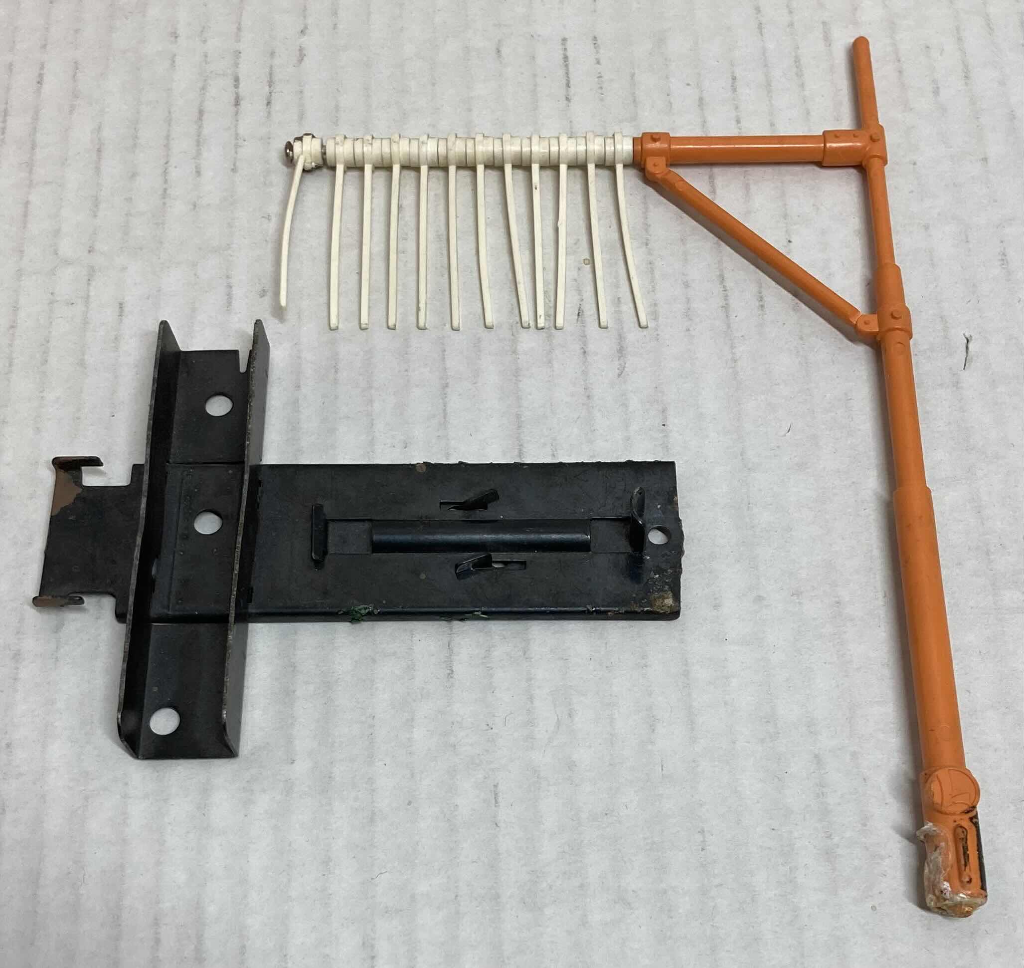 Photo 1 of LIONEL TRAINS 3434-100 LOW BRIGE SIGNEL SET O & O27 GUAGE