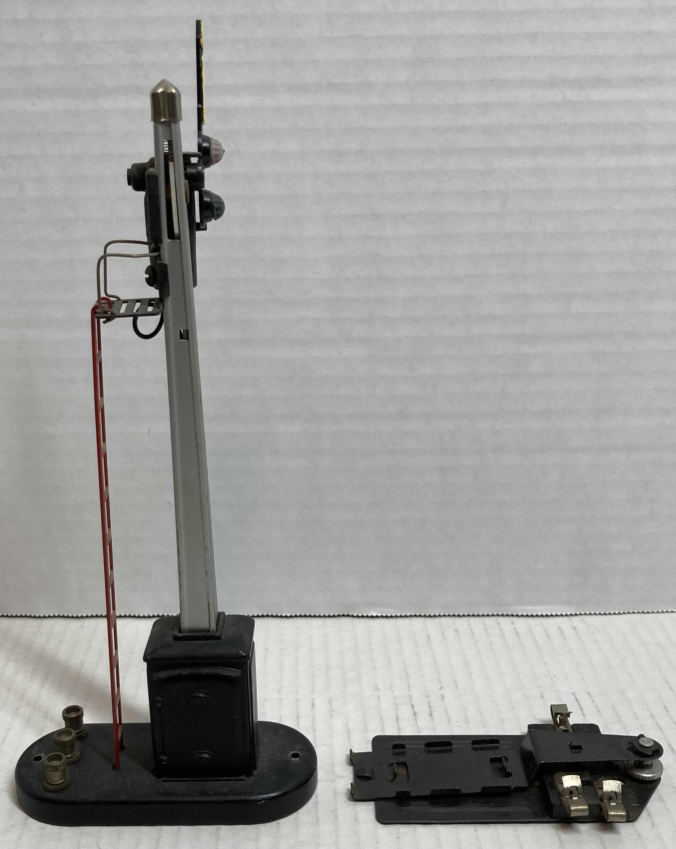 Photo 1 of LIONEL TRAINS 151 SEMAPHORE & 153-C CONTACTER AUTOMATIC BLOCK SIGNAL & CONTROL 1947-1969