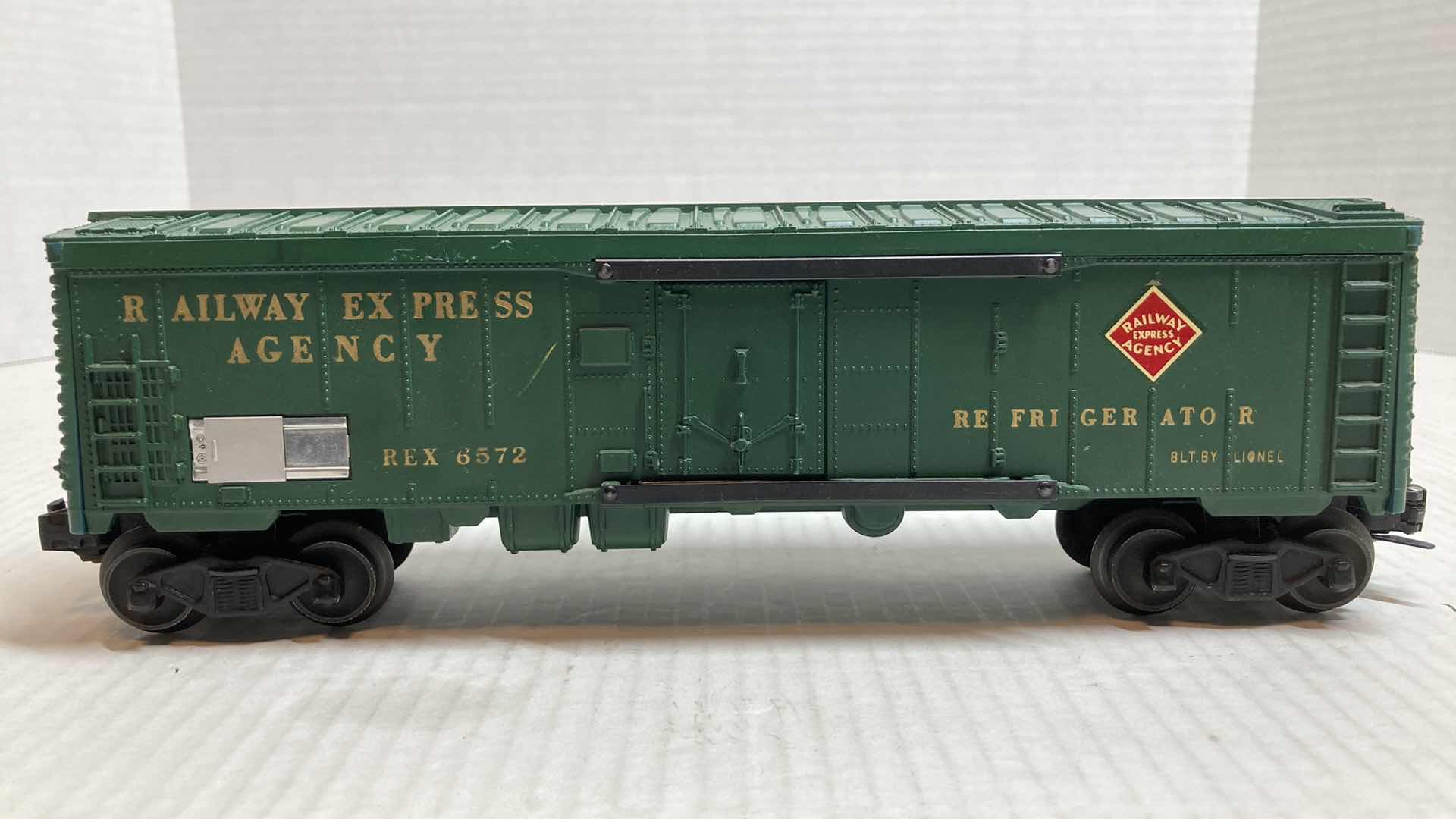 Photo 1 of LIONEL TRAINS 6572 RAILWAY EXPRESS AGENCY REFRIGERATOR TRAIN CAR 1958-1959