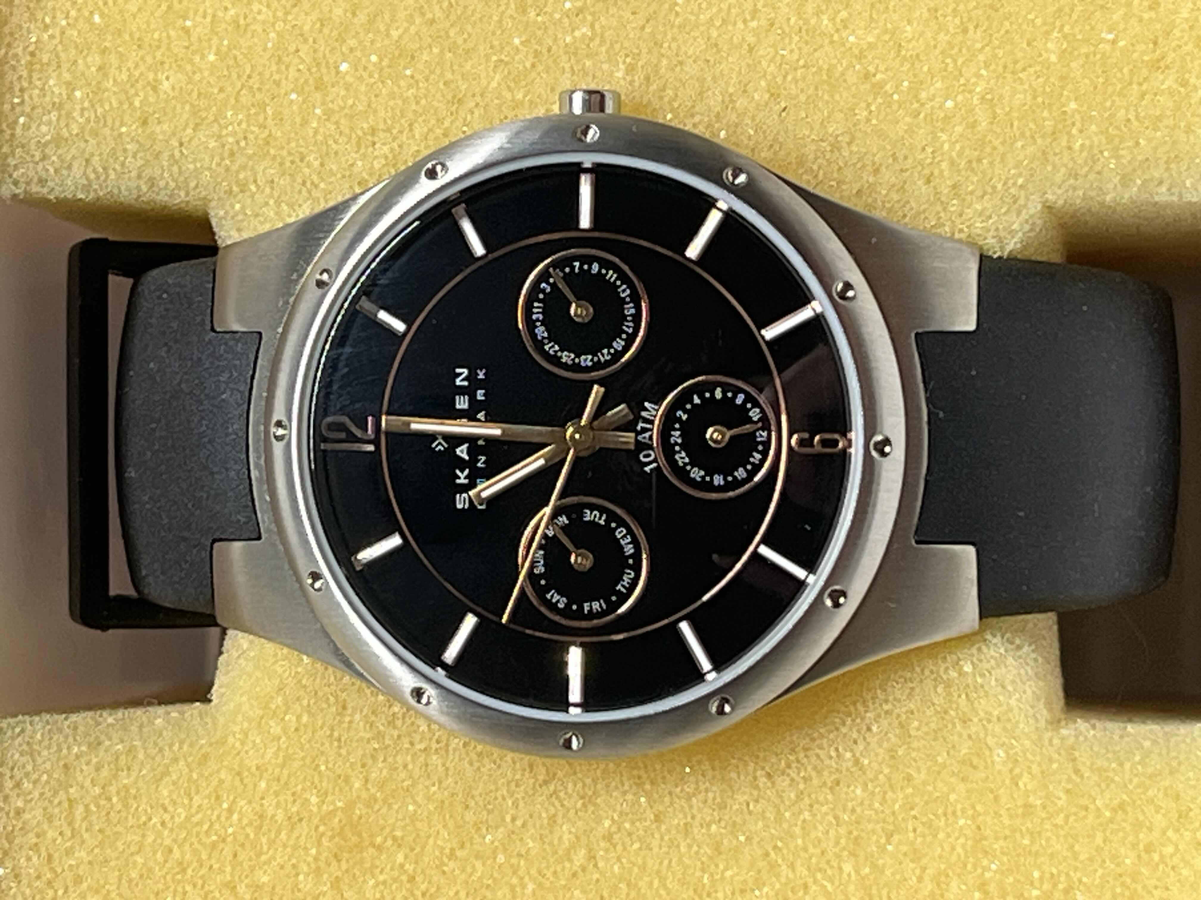 Photo 1 of SKAGEN DENMARK BRUSHED STAINLESS STEEL ACCENTED GOLD FINISH W RUBBER BAND WOMENS ANALOG WATCH MODEL 377LSRBO