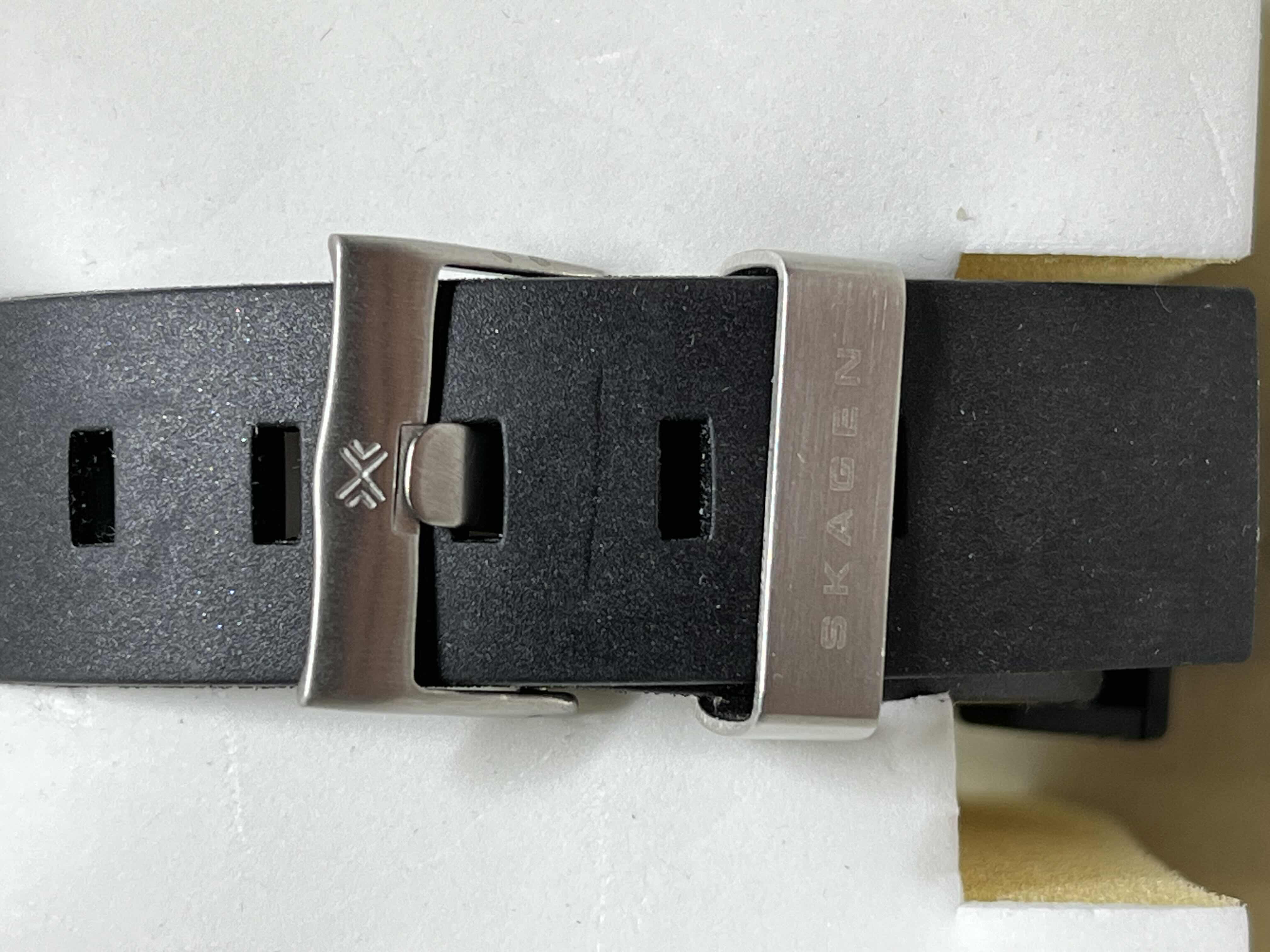 Photo 4 of SKAGEN DENMARK BRUSHED STAINLESS STEEL ACCENTED GOLD FINISH W RUBBER BAND WOMENS ANALOG WATCH MODEL 377LSRBO