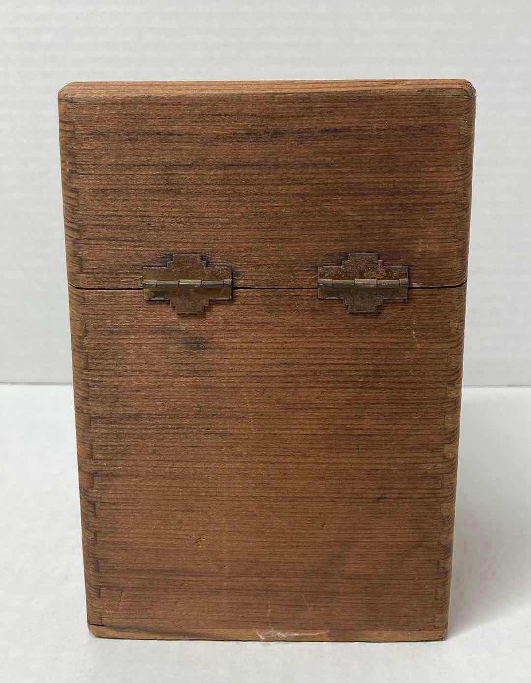 Photo 1 of VINTAGE EL PRODUCTO QUEENS CIGAR BOX W THEMED COLLECTION OF MATCHES