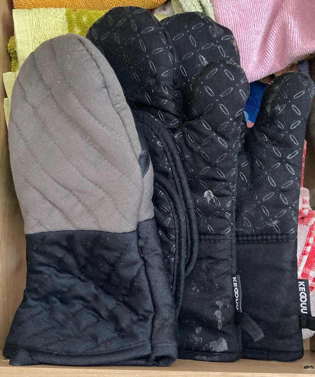 Photo 1 of CONTENTS OF DRAWER-OVEN MITTS & KITCHEN LINENS