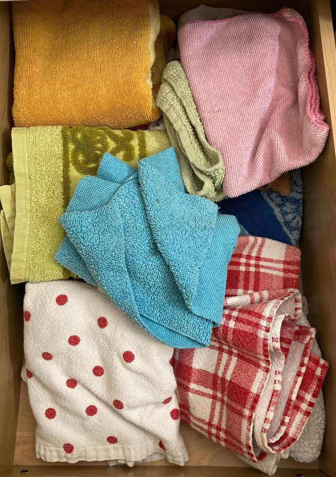 Photo 1 of CONTENTS OF DRAWER-OVEN MITTS & KITCHEN LINENS