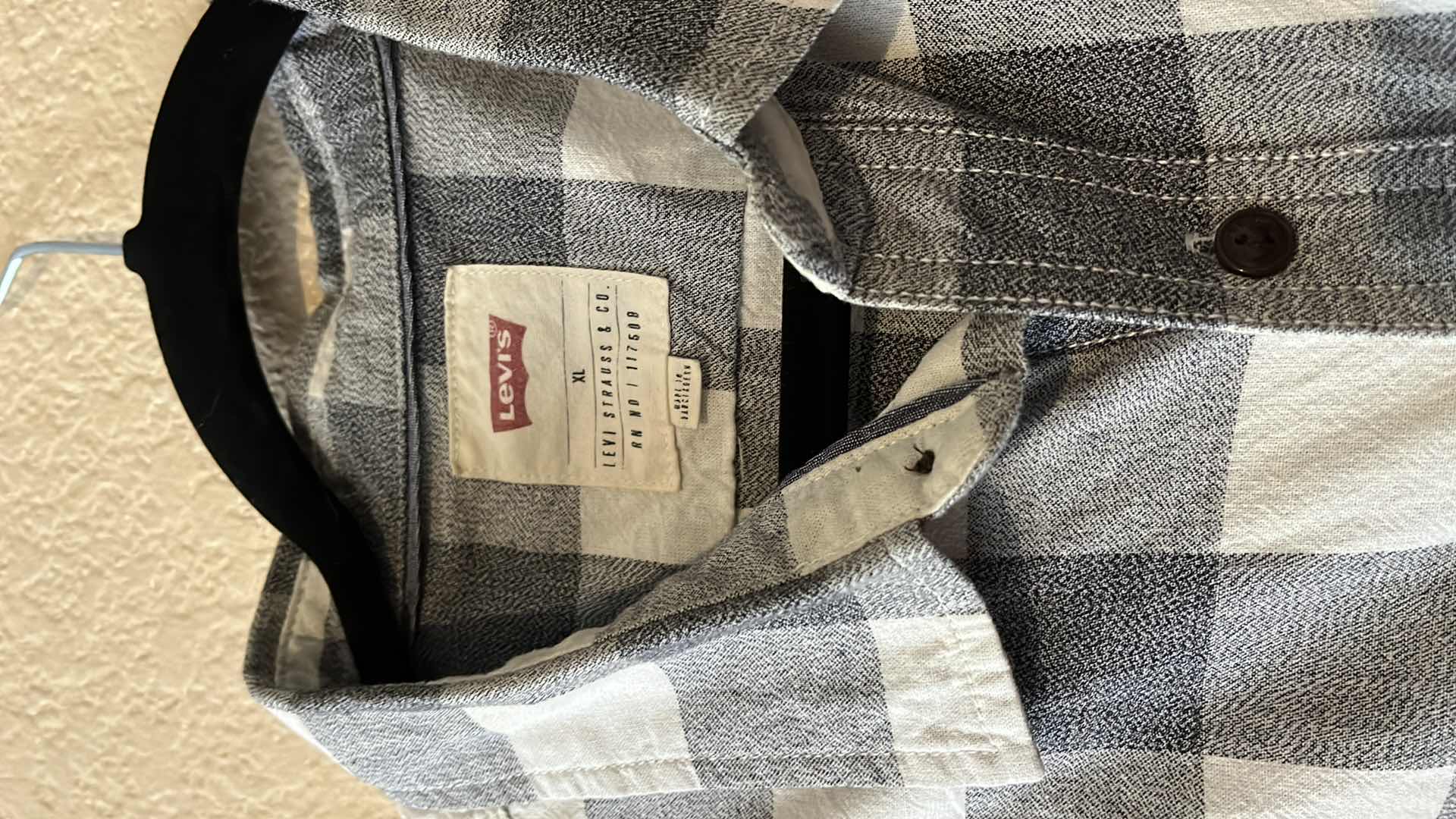 Photo 1 of LEVIS & GUESS SHORT SLEEVE DRESS SHIRTS MENS XL (3)