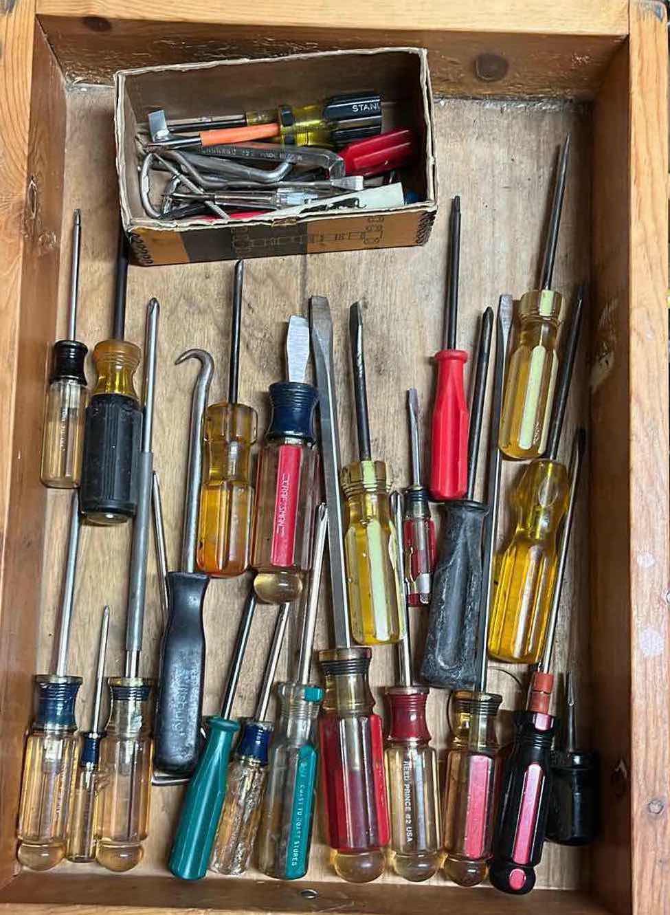 Photo 1 of SCREWDRIVER SET- VARIOUS PURPOSES (25)