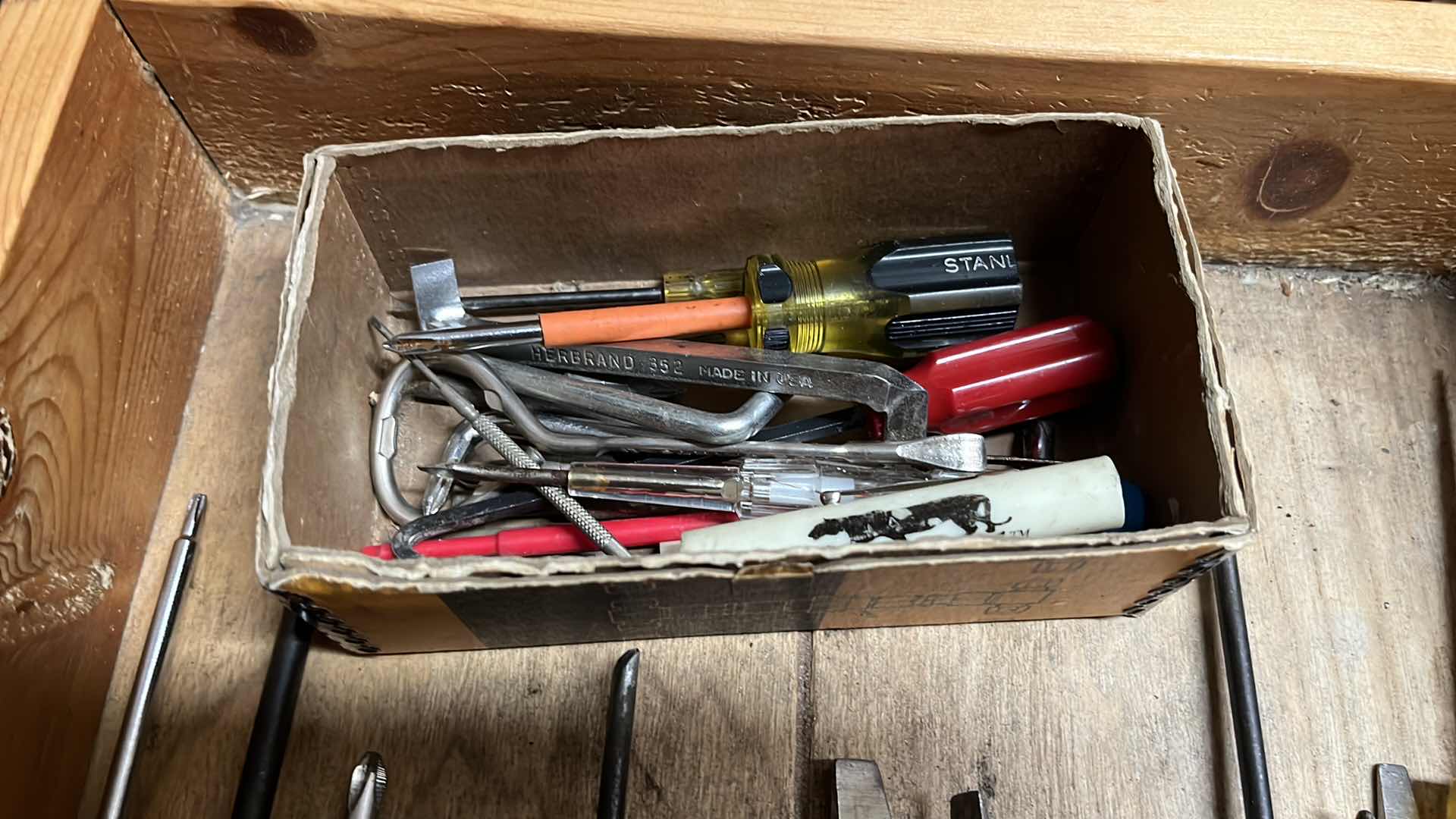 Photo 2 of SCREWDRIVER SET- VARIOUS PURPOSES (25)