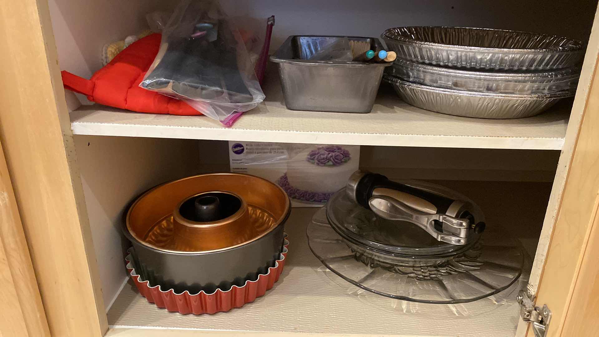 Photo 1 of CONTENTS OF CABINET KNIVES, MOLD, PLATER AND BAKEWARE