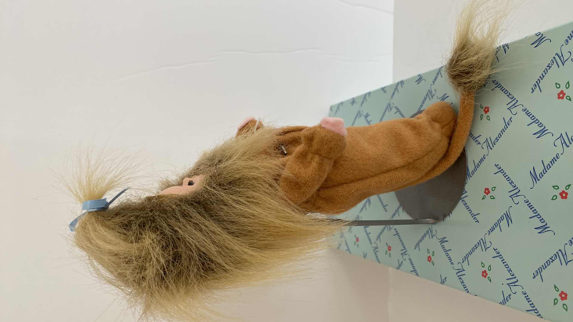 Photo 1 of VINTAGE COLLECTIBLE 1993 MADAME ALEXANDE DOLL WIZARD OF OZ COWARDLY LION - 13220 WITH BOX FROM FAO SCHWARZ
