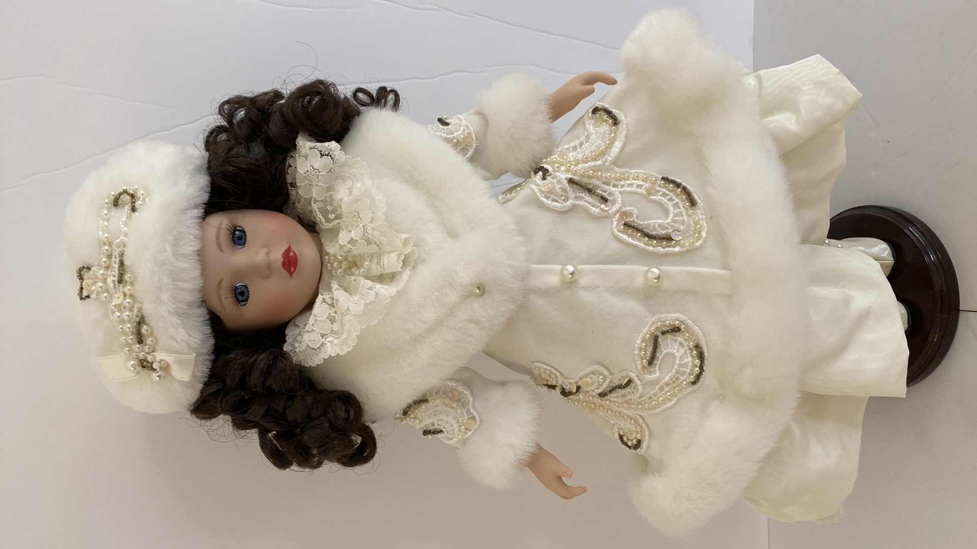 Photo 1 of 1996 VICTORIAN COLLECTION PORCELAIN DOLL MELISSA JANE H16” LIMITED EDITION