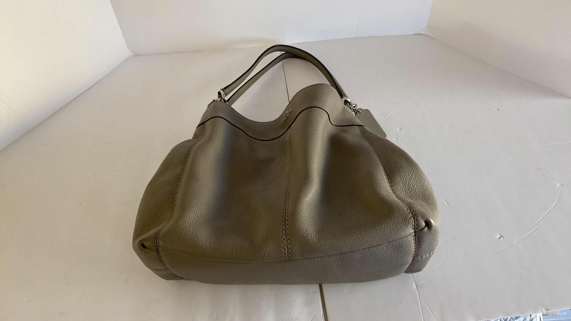 Photo 1 of COACH GRAY HANDBAG 3 COMPARTMENTS, MIDDLE COMPARTMENT ZIPS