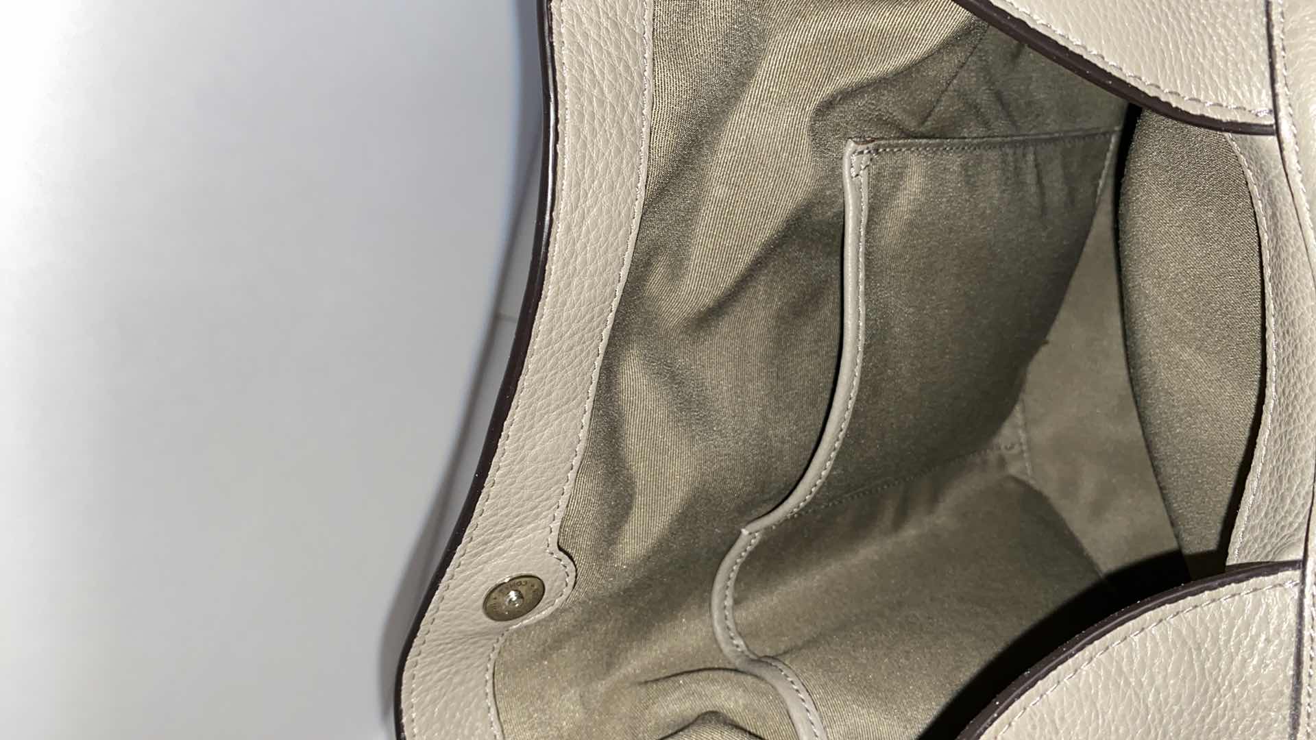 Photo 9 of COACH GRAY HANDBAG 3 COMPARTMENTS, MIDDLE COMPARTMENT ZIPS