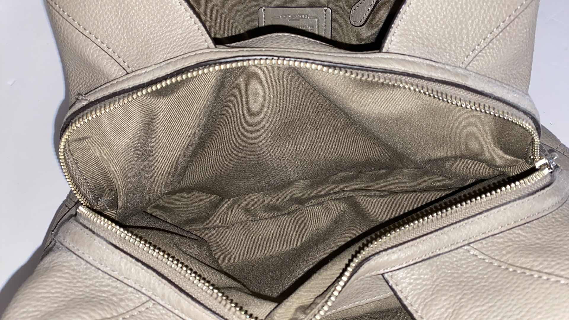 Photo 8 of COACH GRAY HANDBAG 3 COMPARTMENTS, MIDDLE COMPARTMENT ZIPS