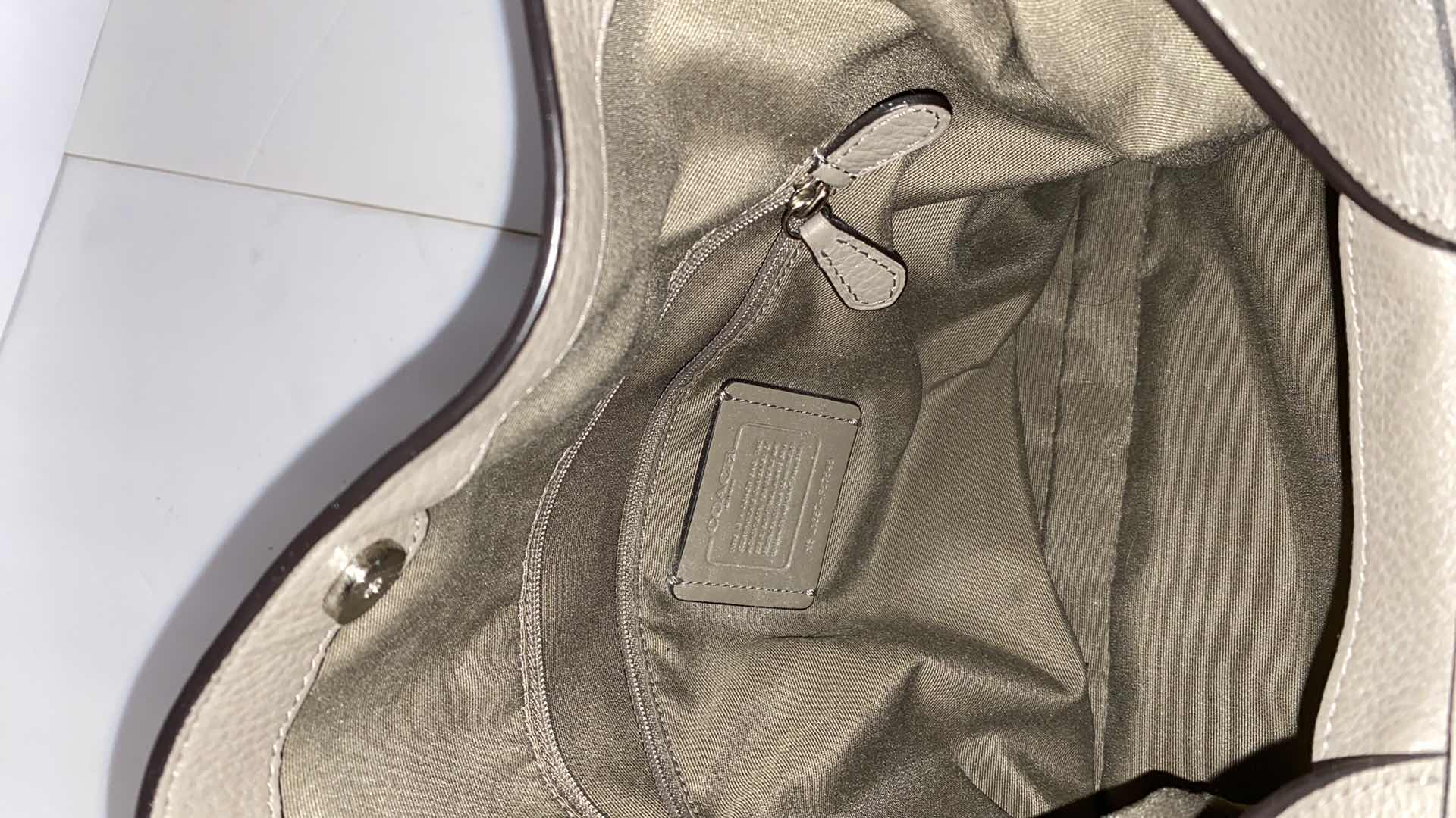 Photo 7 of COACH GRAY HANDBAG 3 COMPARTMENTS, MIDDLE COMPARTMENT ZIPS