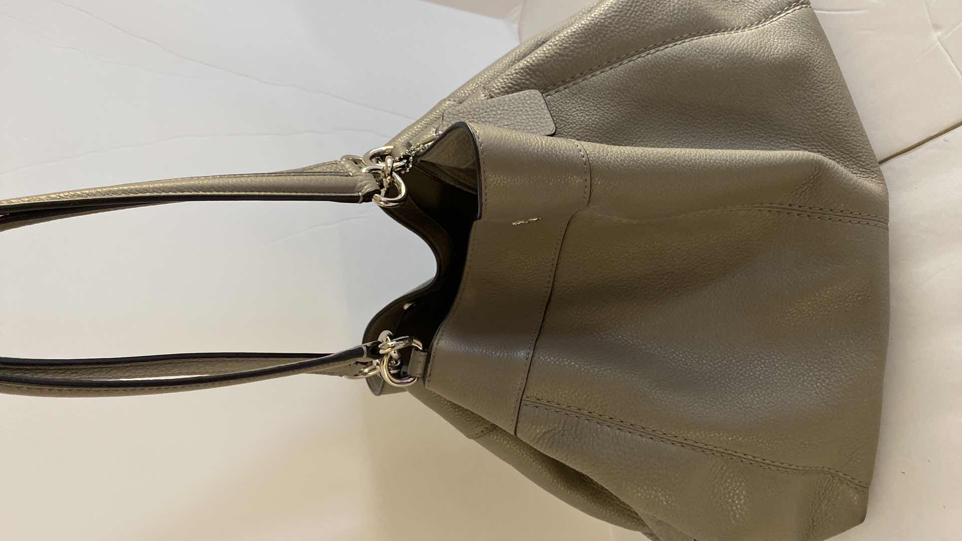 Photo 4 of COACH GRAY HANDBAG 3 COMPARTMENTS, MIDDLE COMPARTMENT ZIPS