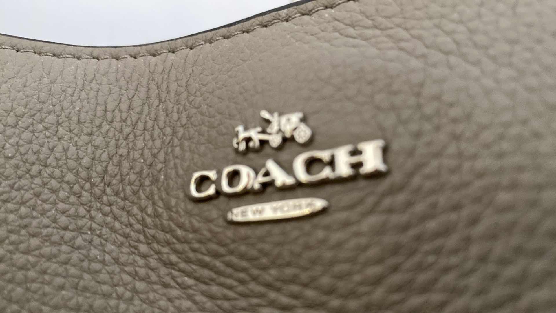 Photo 2 of COACH GRAY HANDBAG 3 COMPARTMENTS, MIDDLE COMPARTMENT ZIPS