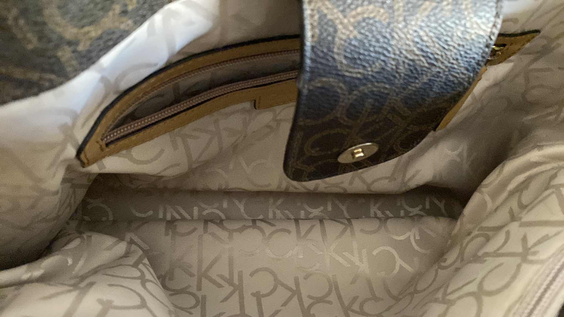 Photo 8 of CALVIN KLEIN TOTE HANDBAG WITH 3 COMPARTMENTS, MIDDLE COMPARTMENT ZIPS